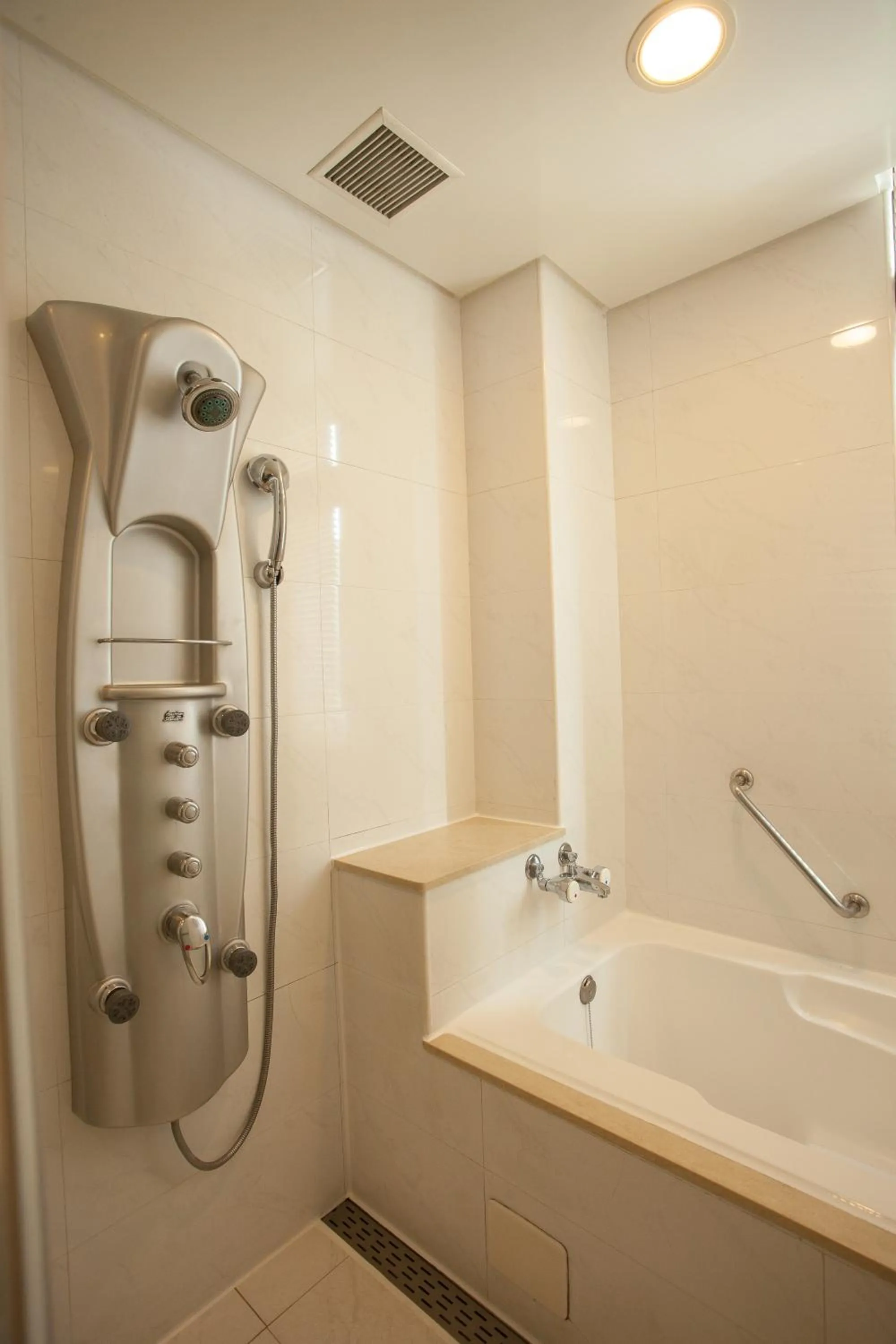 Hot Tub in Rich Garden Hotel