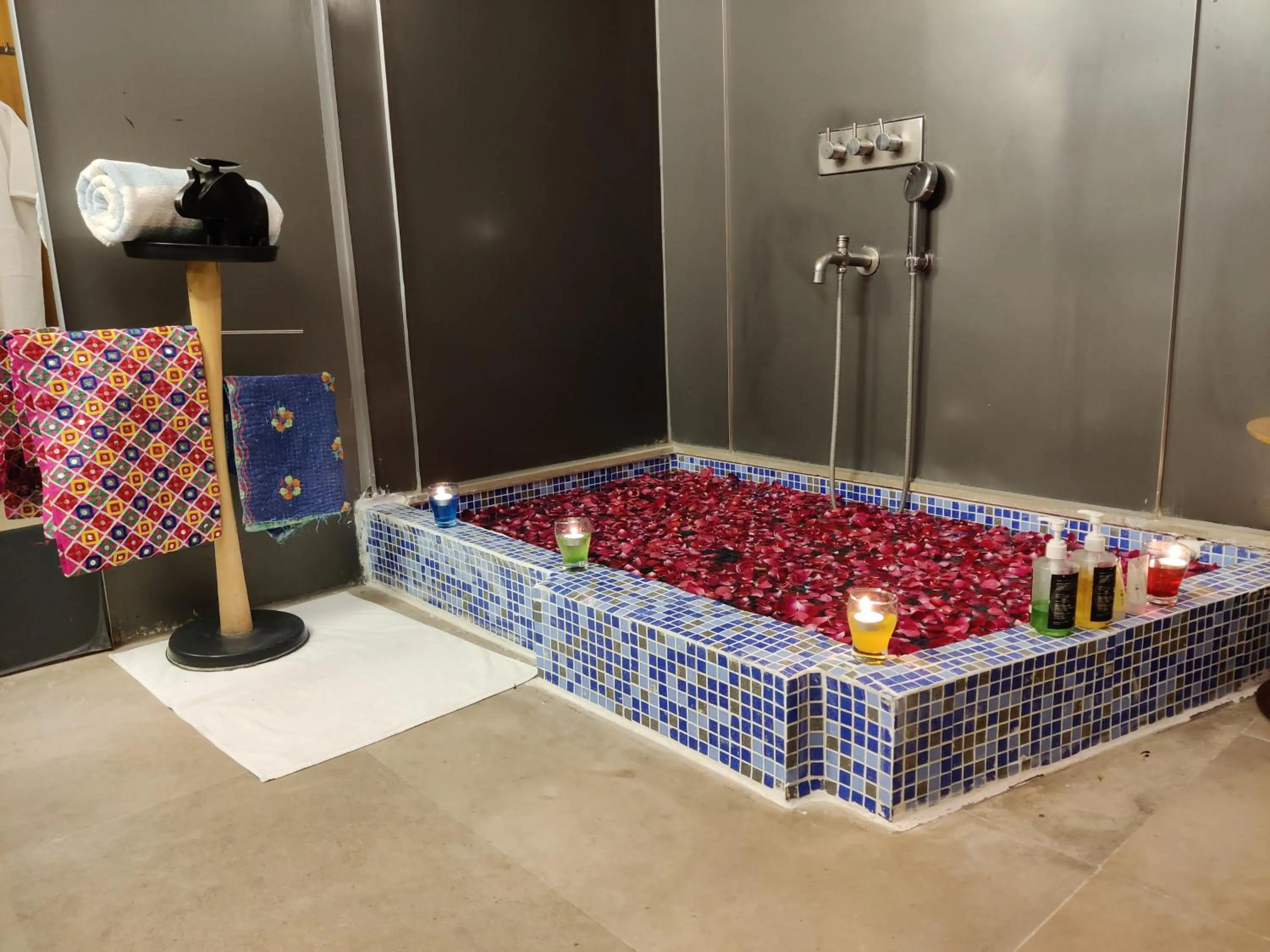 Bath in Mana Ranakpur