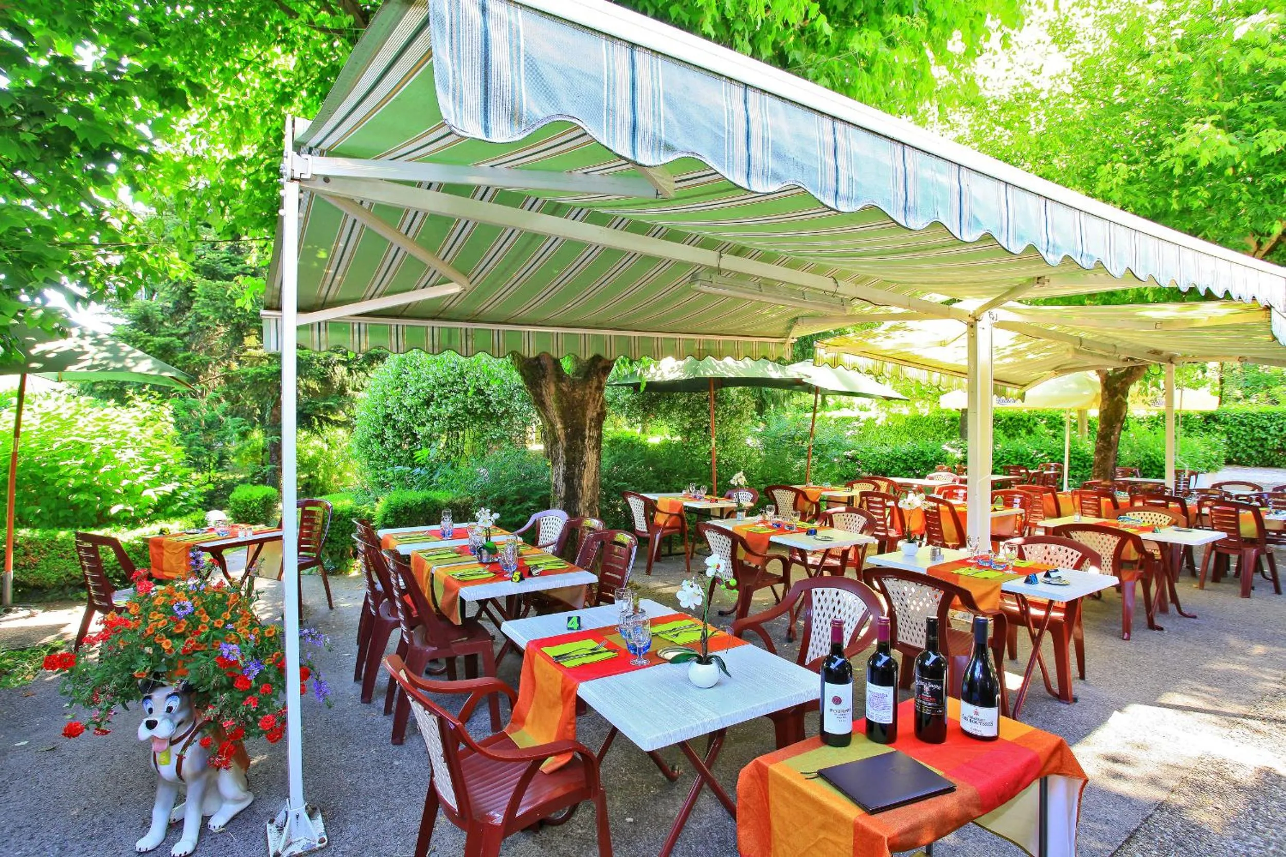 Restaurant/places to eat in Le Clos Grand