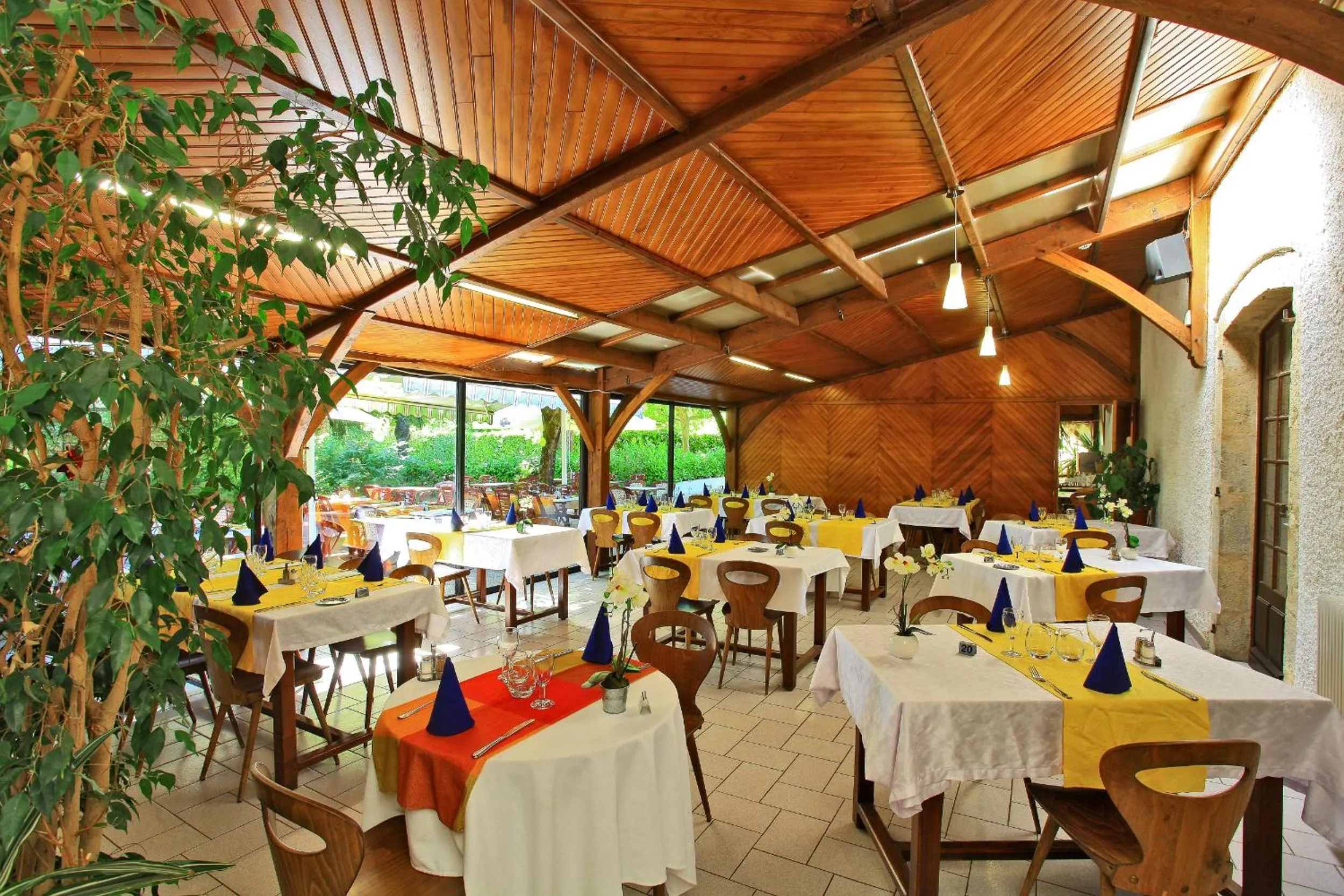 Restaurant/places to eat in Le Clos Grand