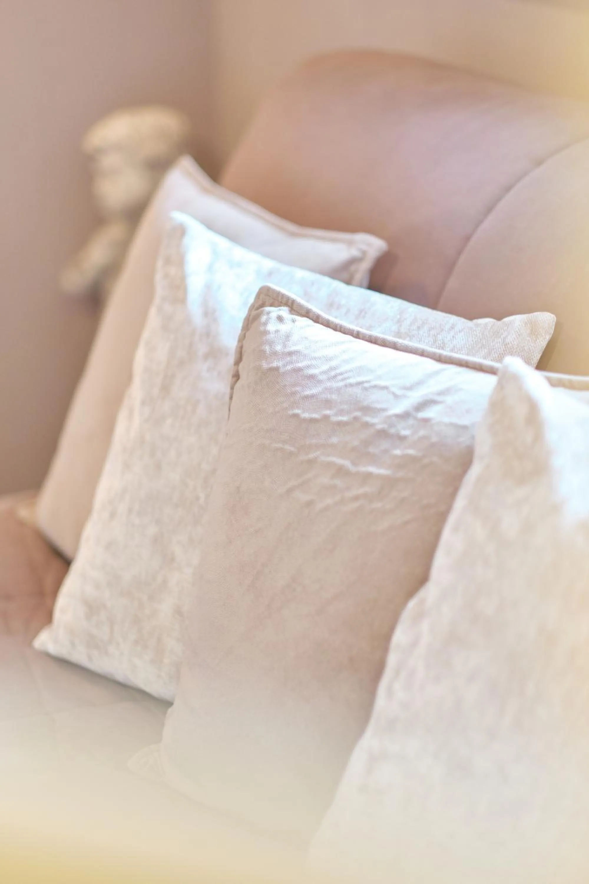 Living room, Bed in Au Petit Manoir