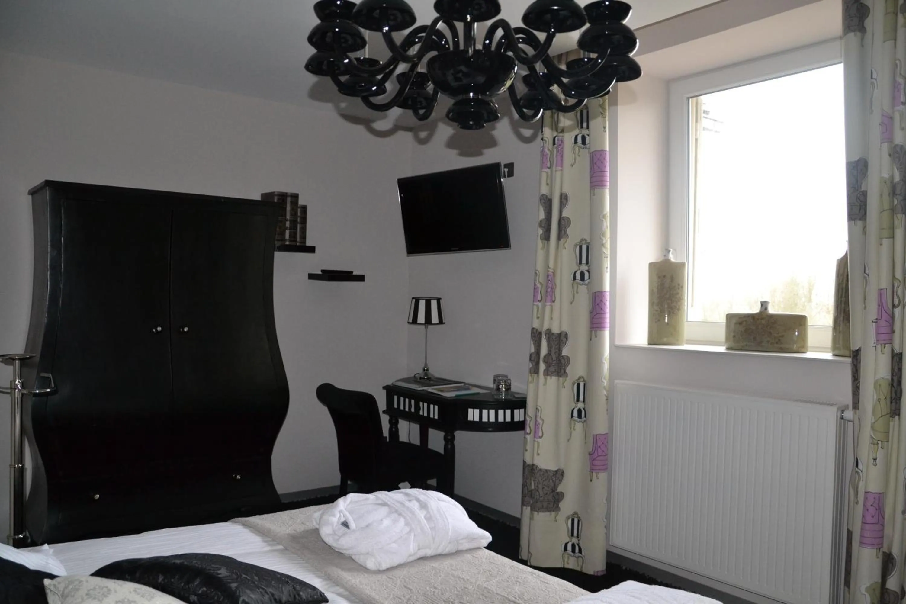 Day, Bed in Au Petit Manoir