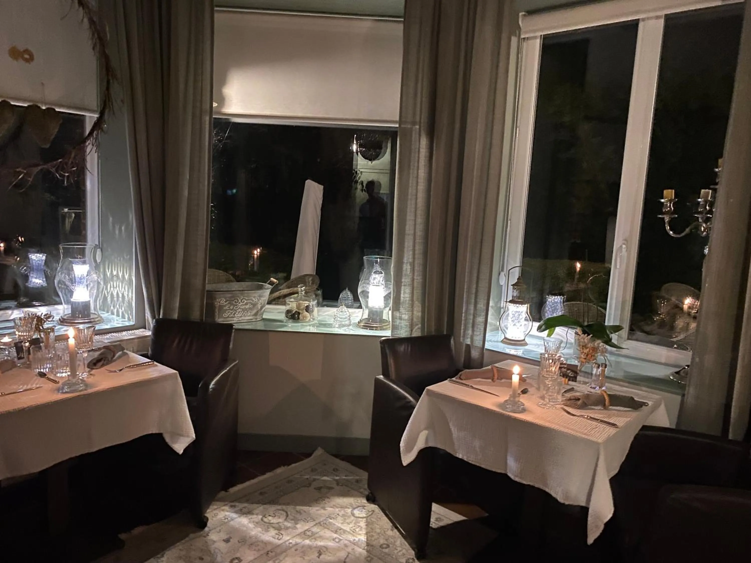 Restaurant/places to eat in Au Petit Manoir