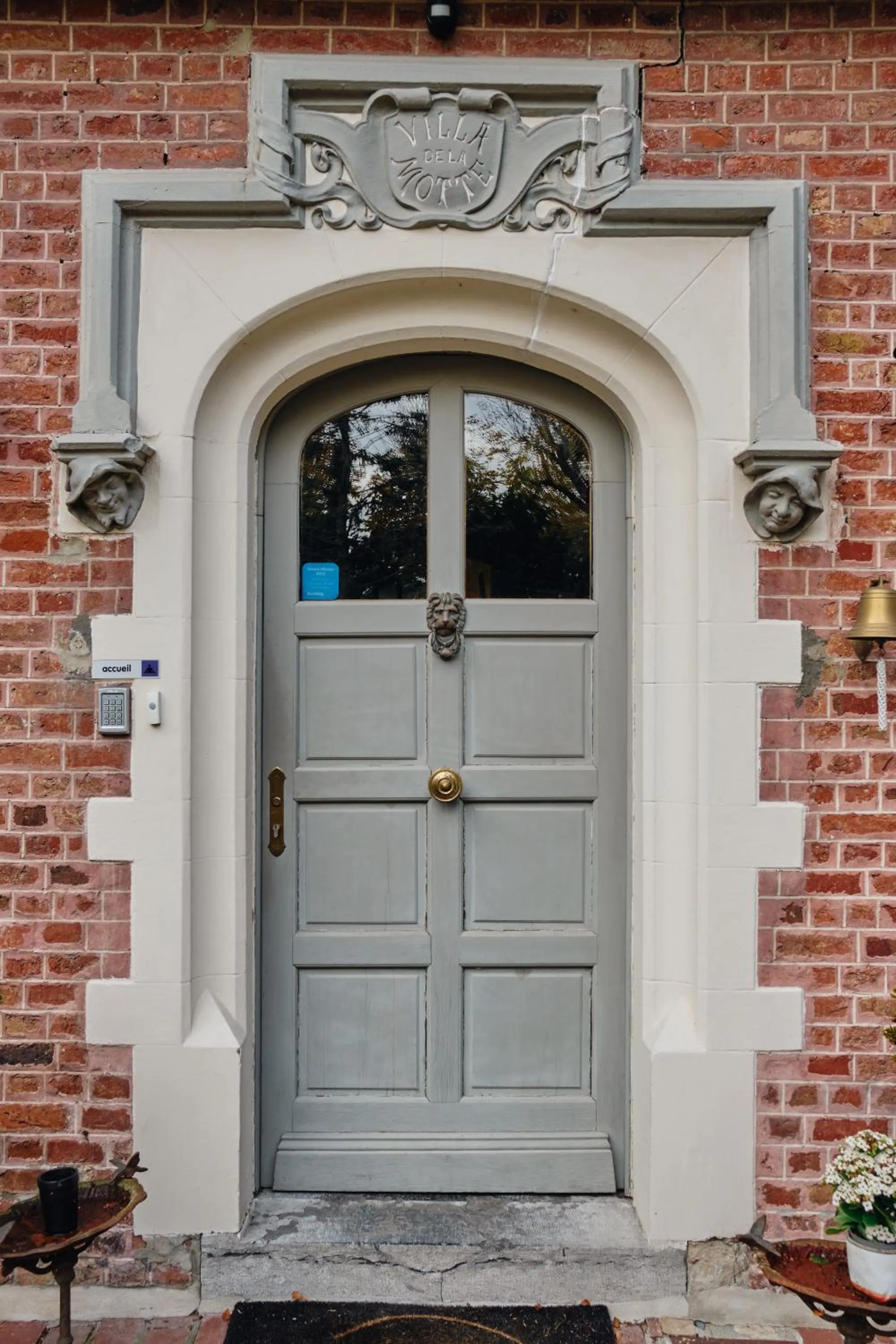 Property building in Au Petit Manoir