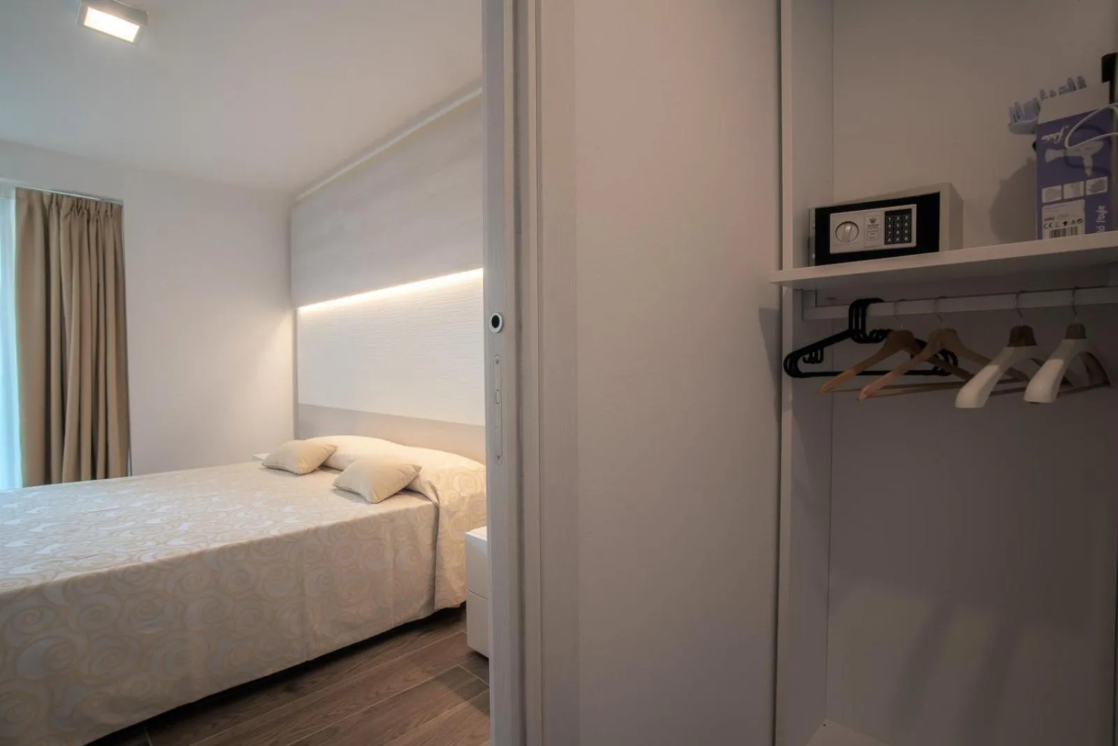 Photo of the whole room in Aparthotel Miramare