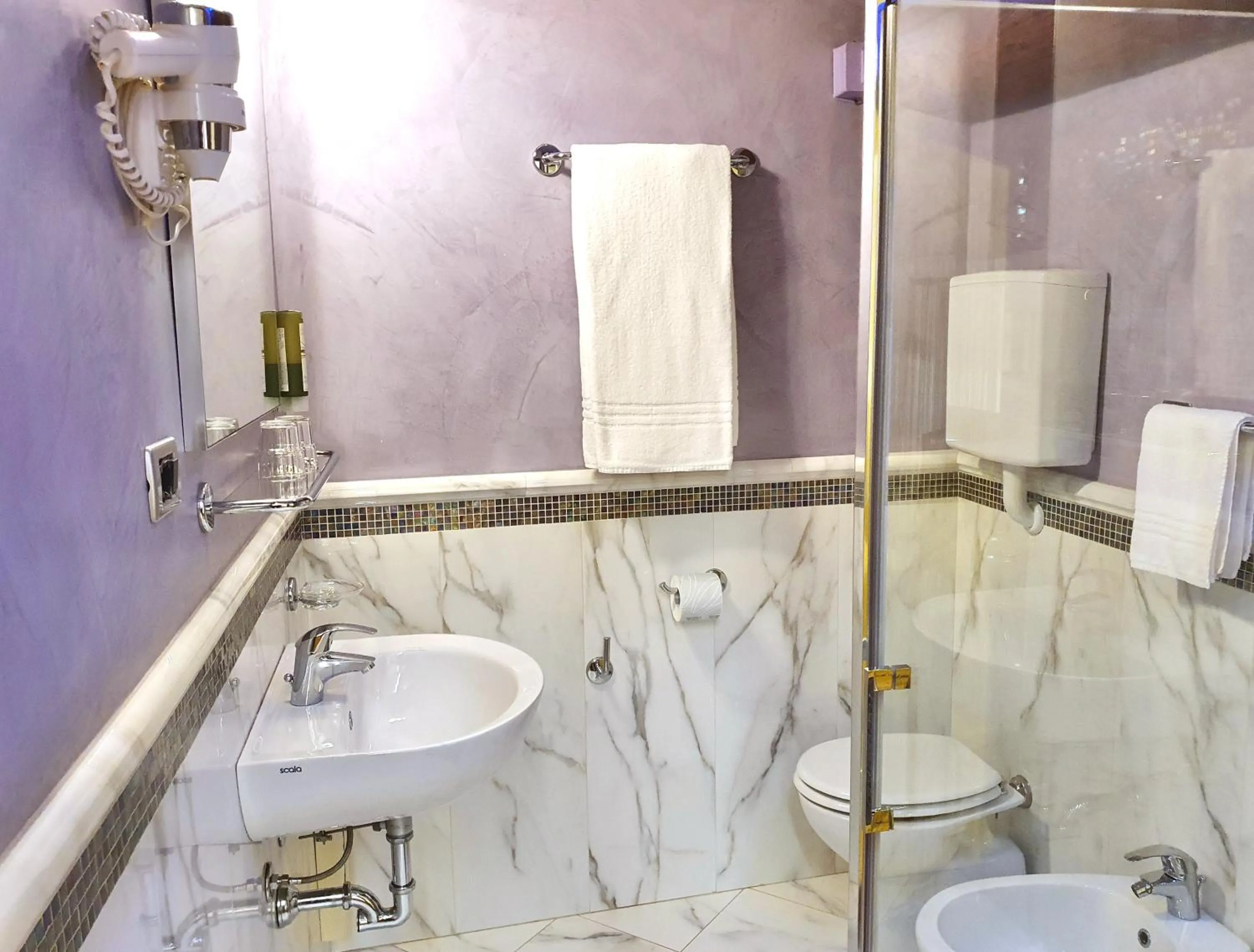 Shower in Hotel Aurora