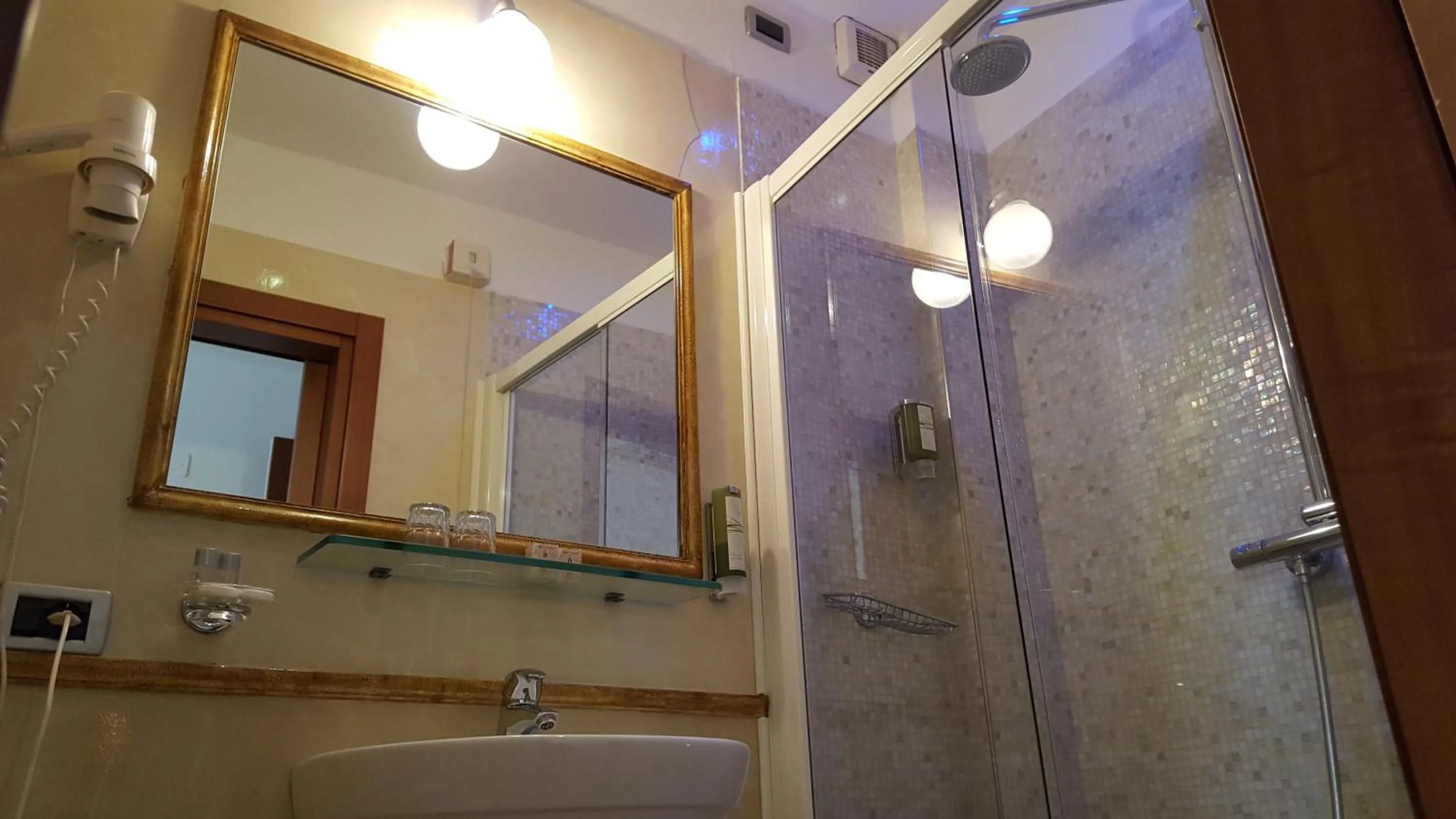 Bathroom in Hotel Aurora