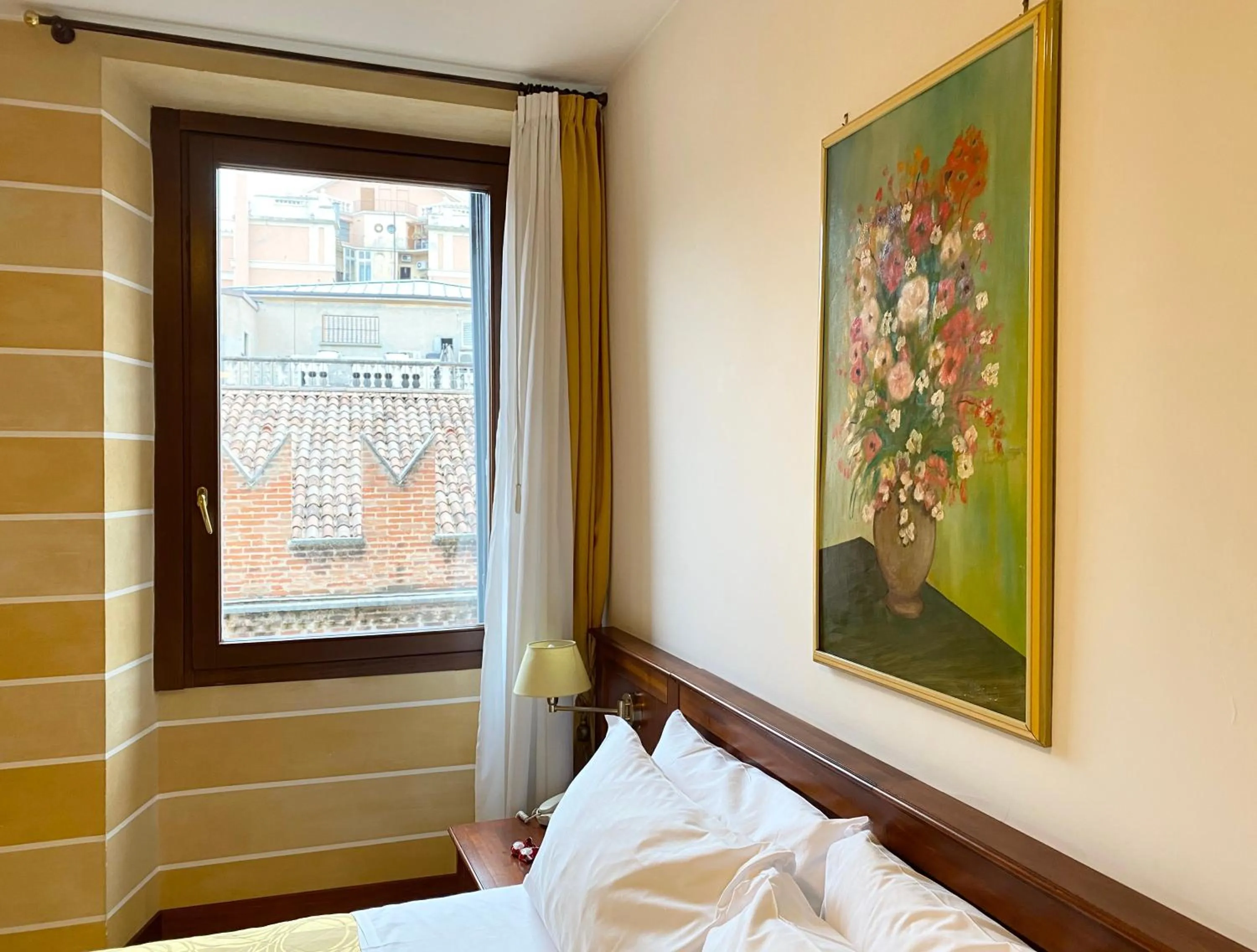 View (from property/room), Bed in Hotel Aurora