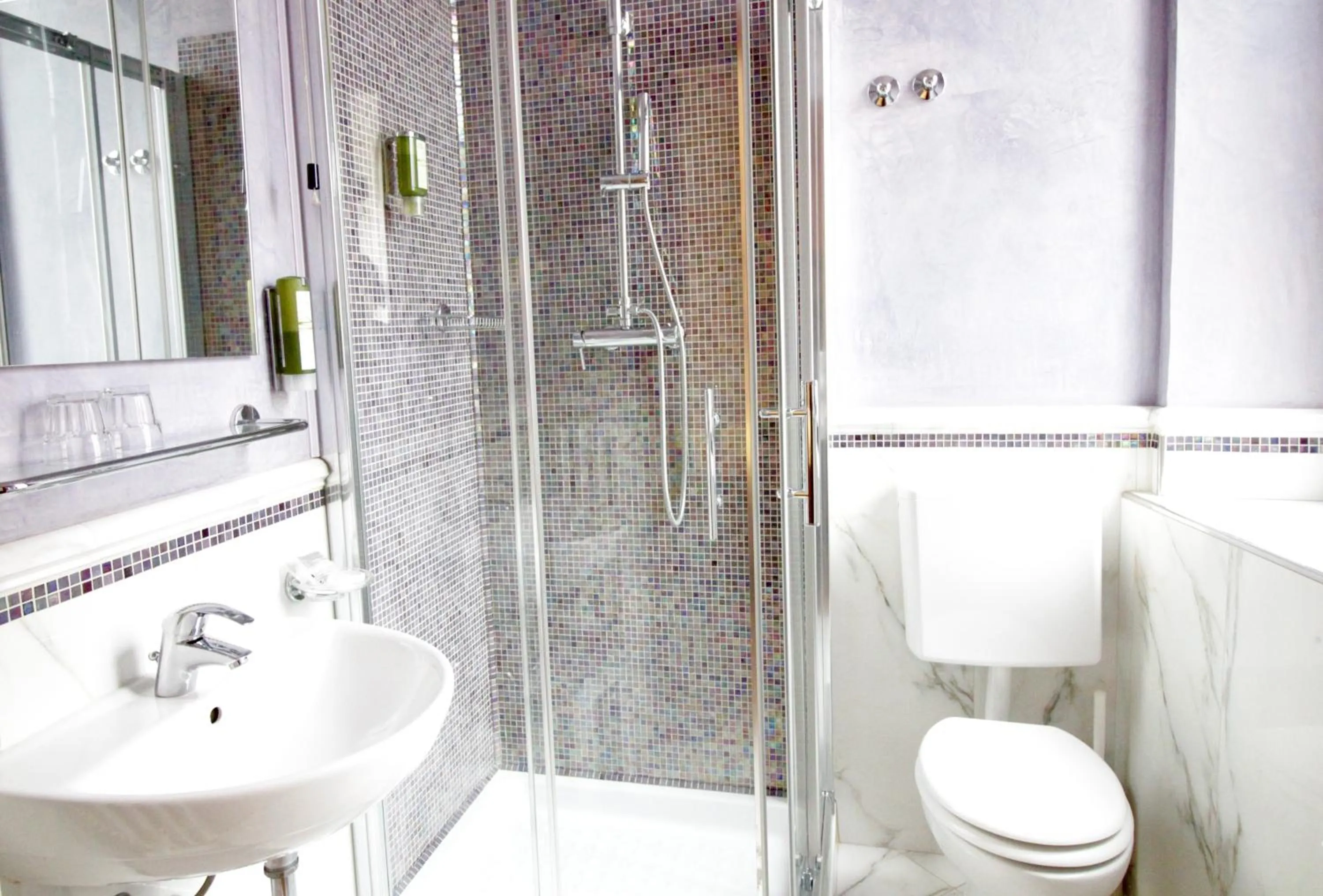 Shower in Hotel Aurora