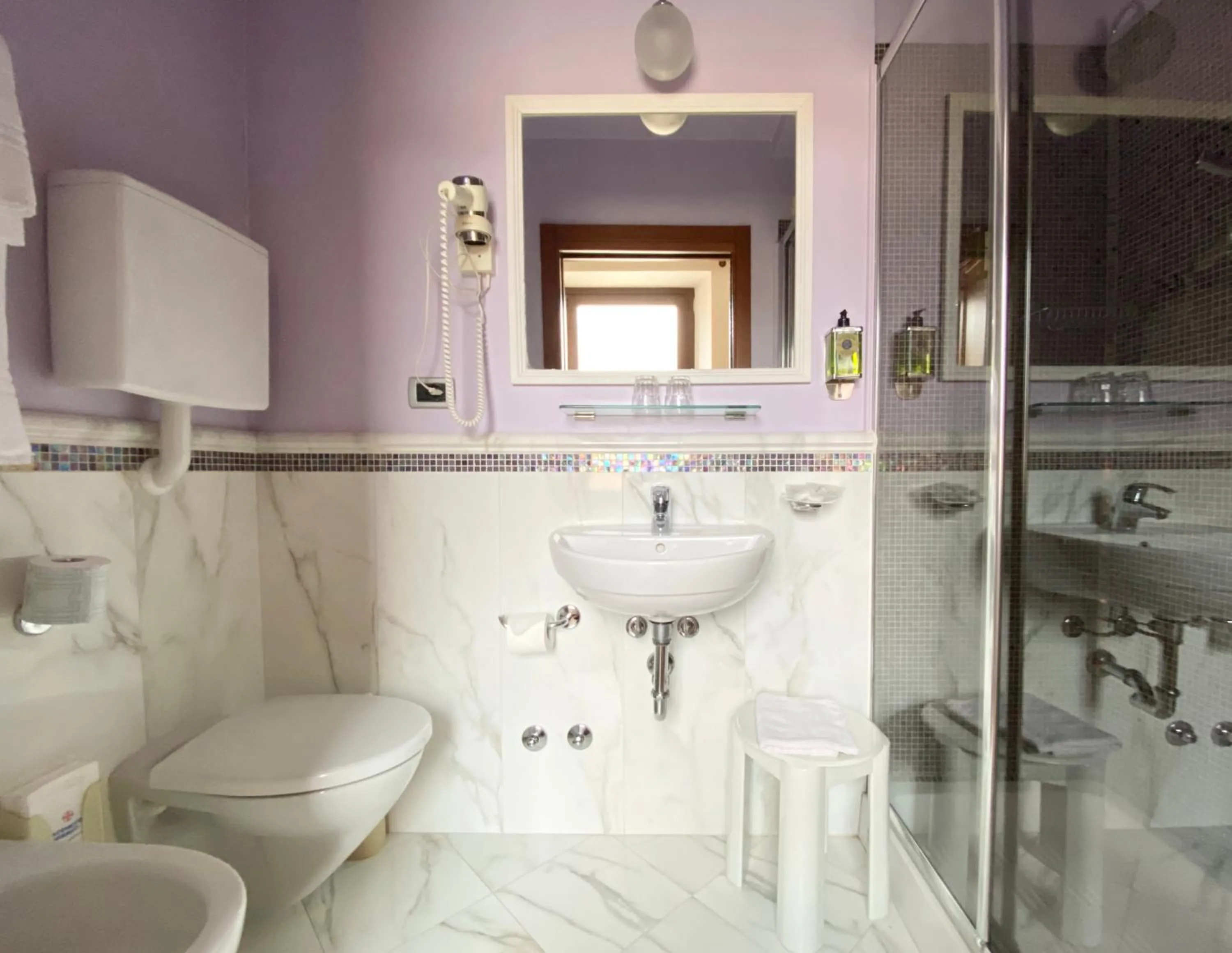 Shower in Hotel Aurora