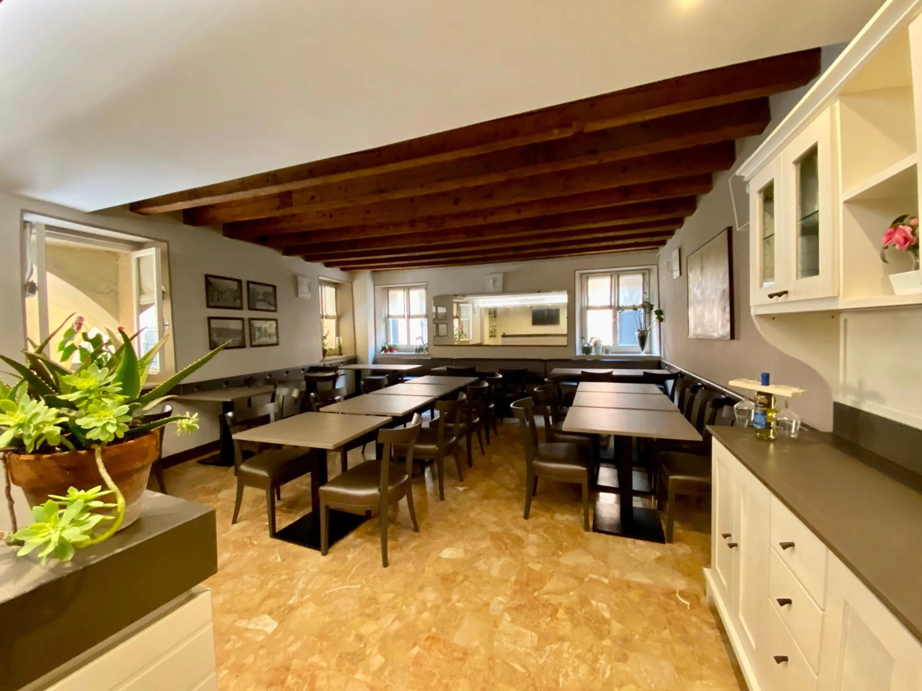 Communal lounge/ TV room in Hotel Aurora