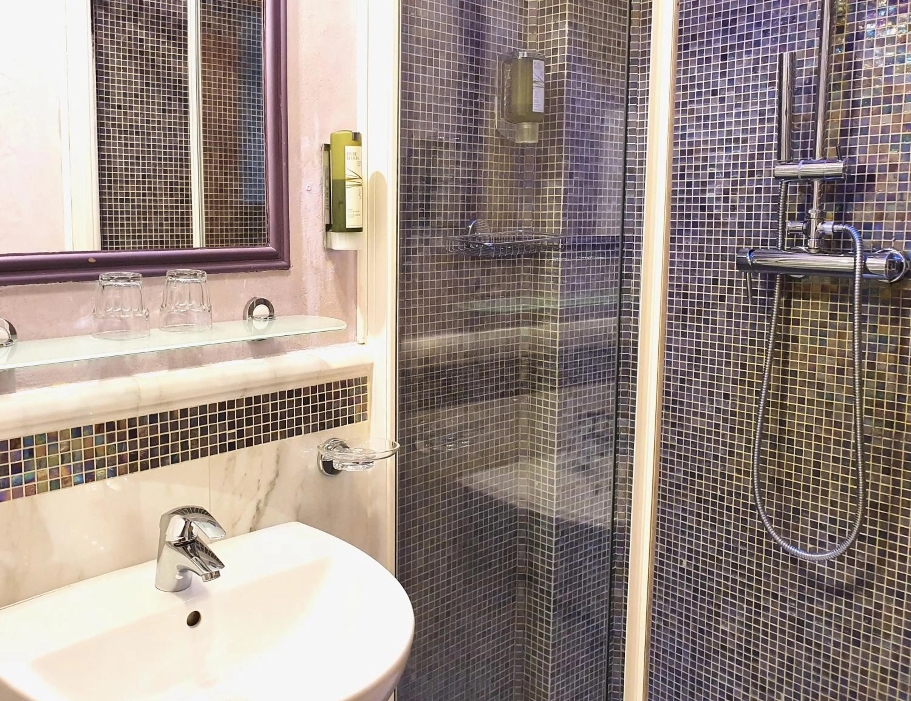 Shower in Hotel Aurora