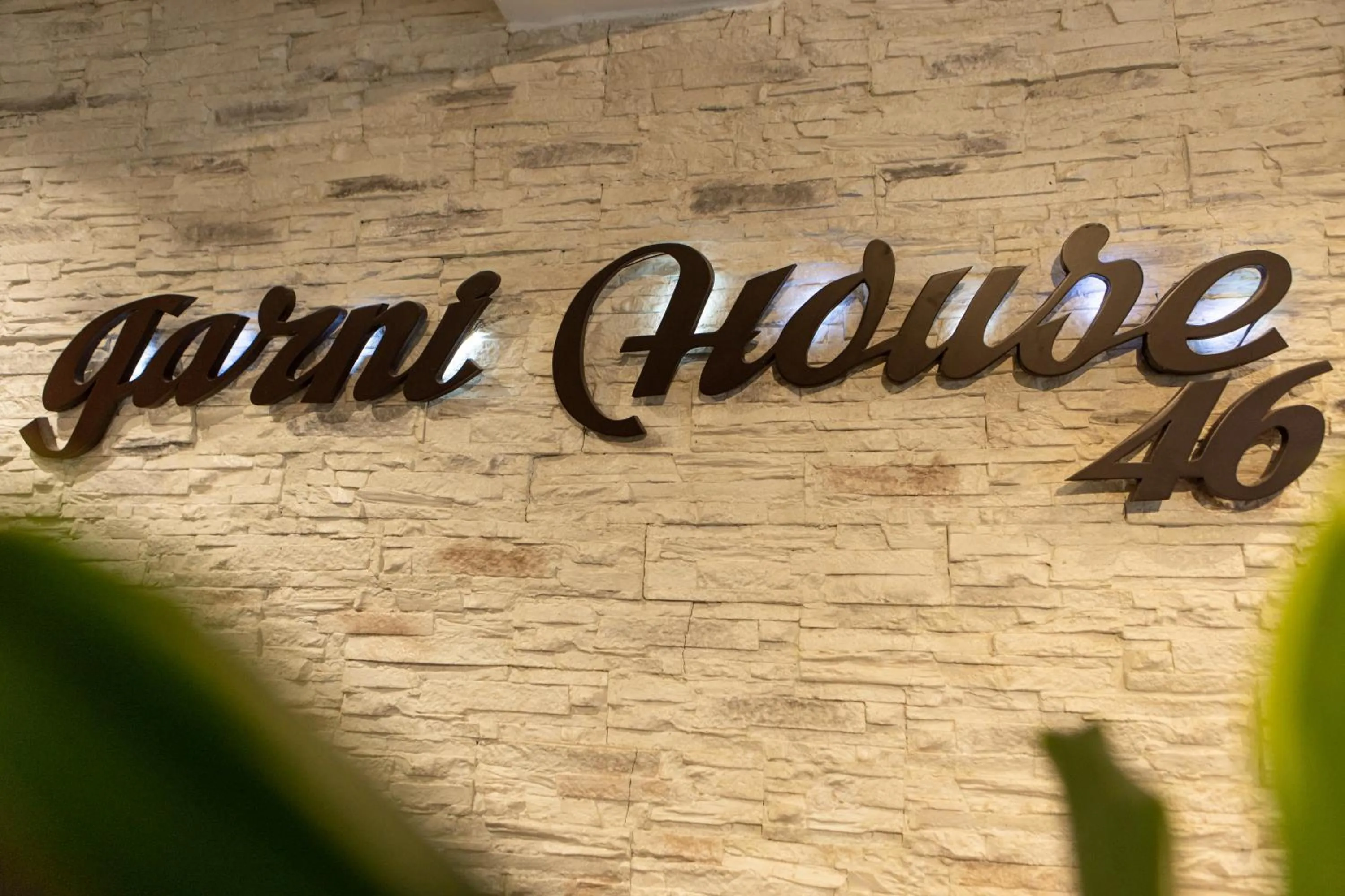 Logo/Certificate/Sign in Garni House 46 Plus