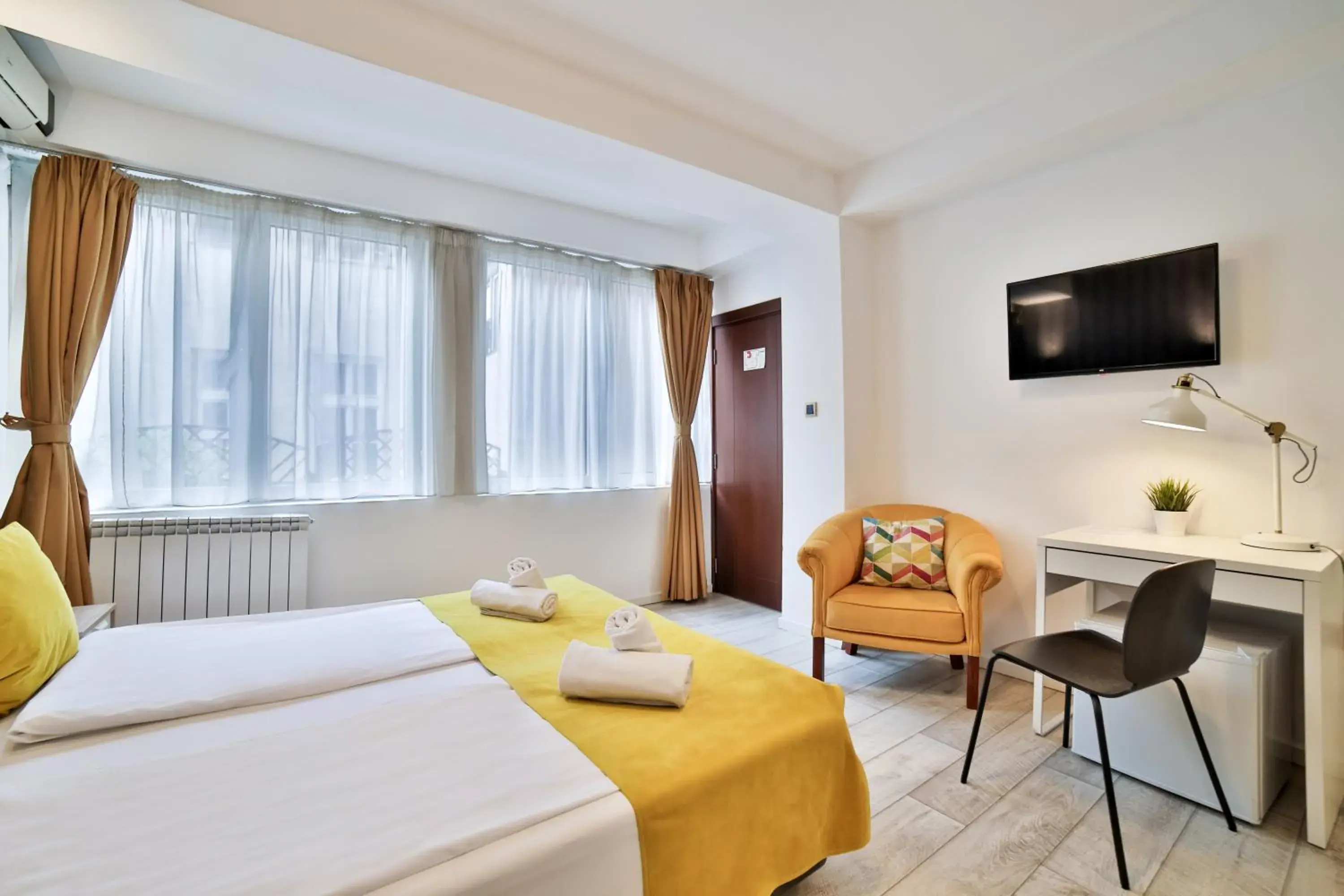 Photo of the whole room, Bed in Garni House 46 Plus Photo of the whole room, Bed in Garni House 46 Plus