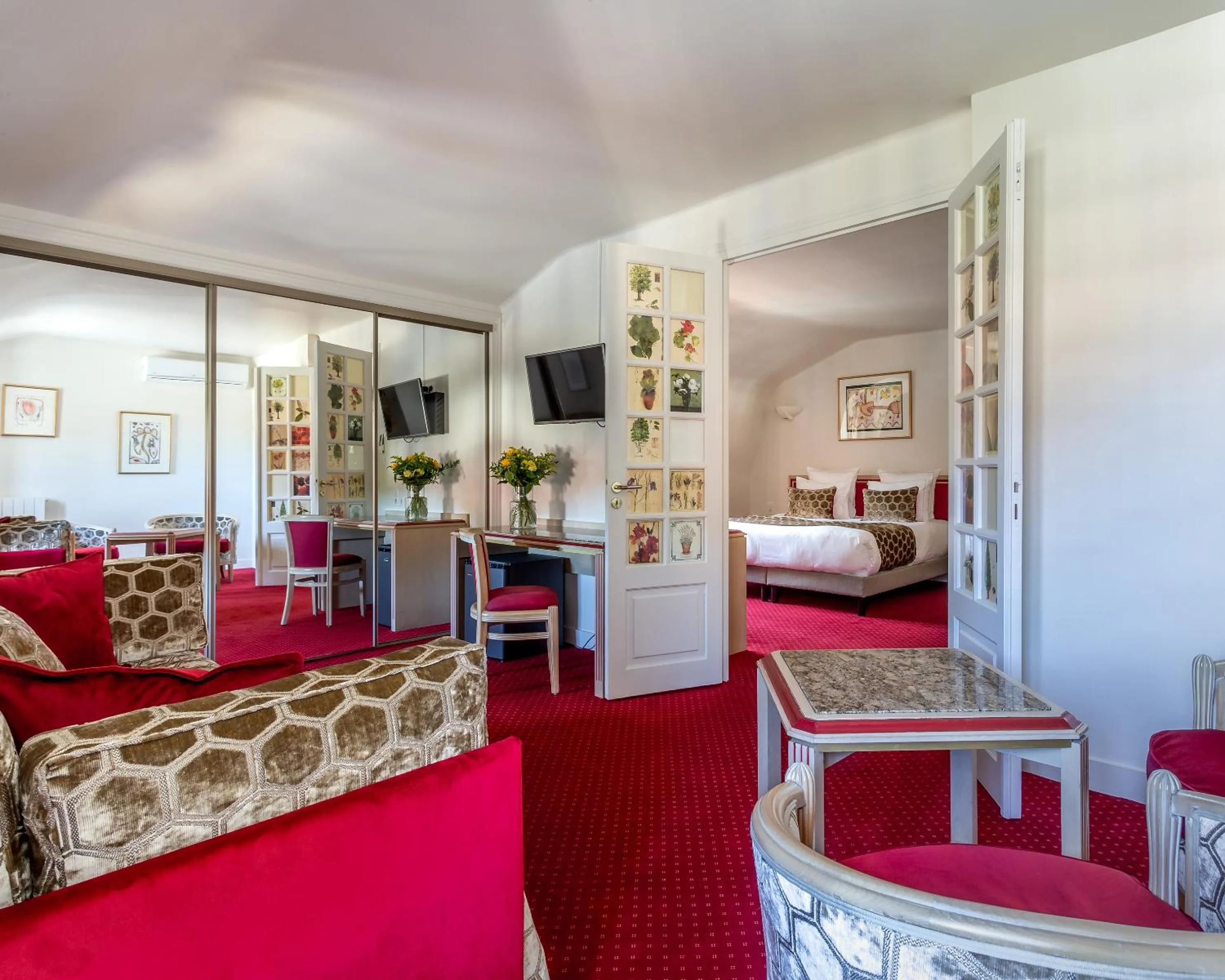 Living room, Bed in Hotel Restaurant Le Centenaire