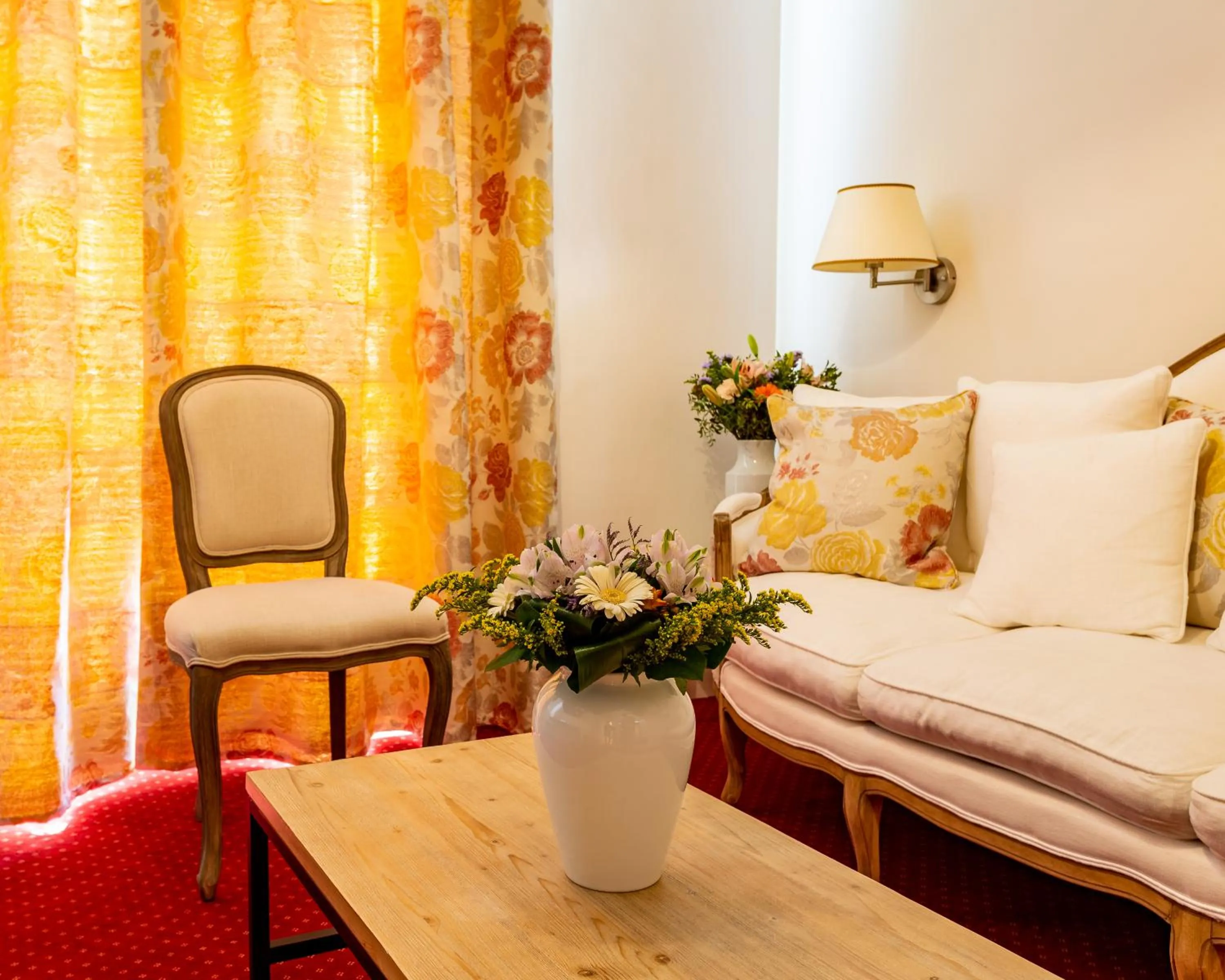 Living room, Bed in Hotel Restaurant Le Centenaire