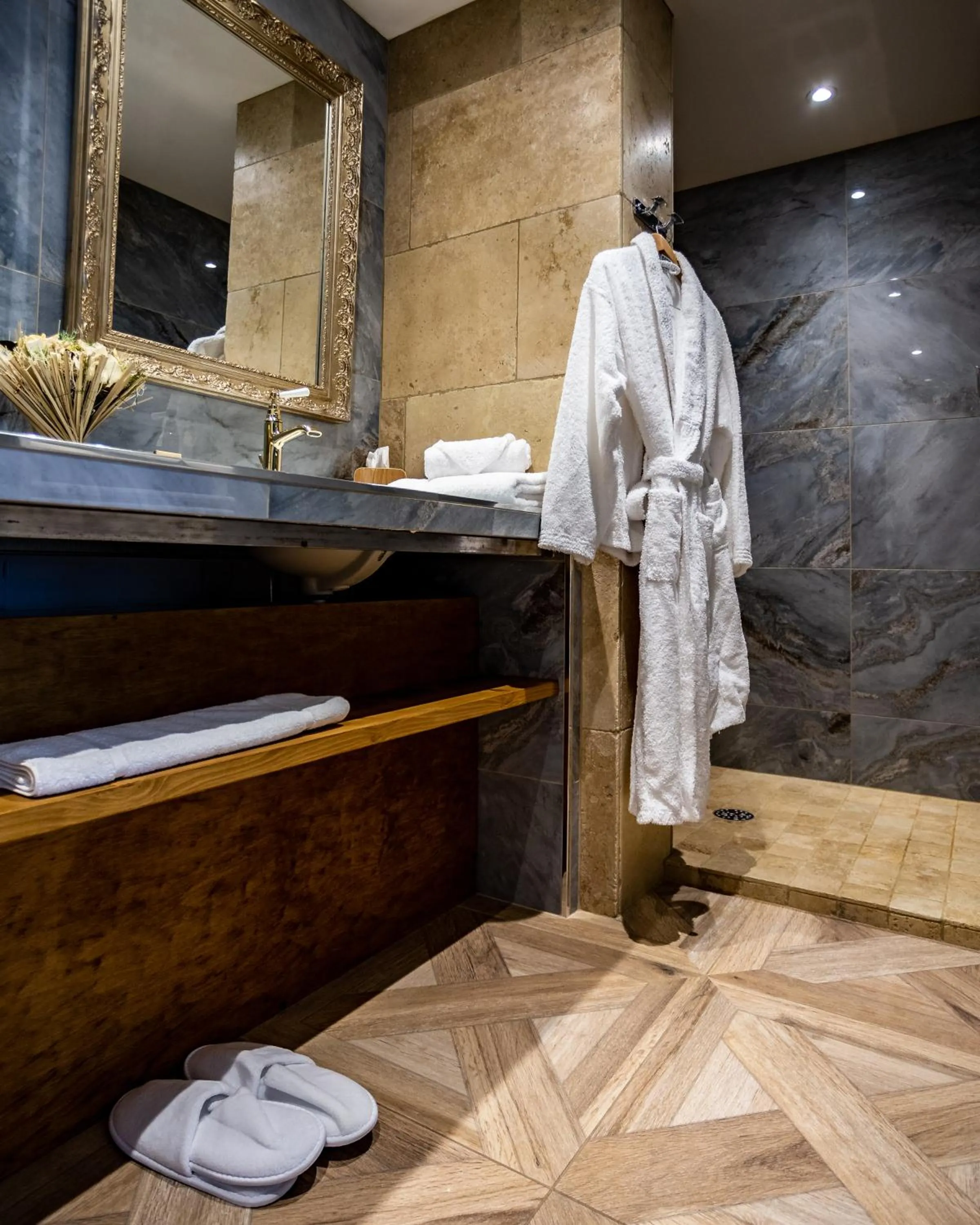 Shower in Hotel Restaurant Le Centenaire