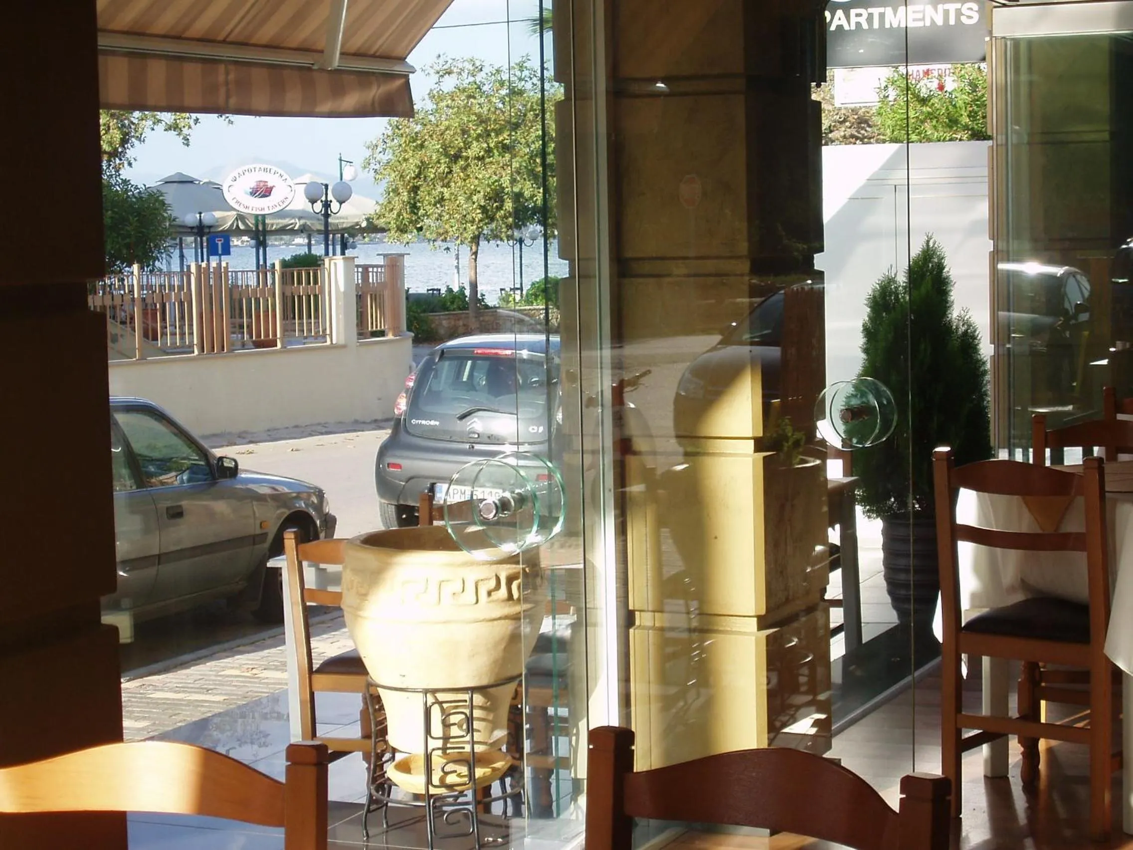 Restaurant/places to eat in Palataki Residence