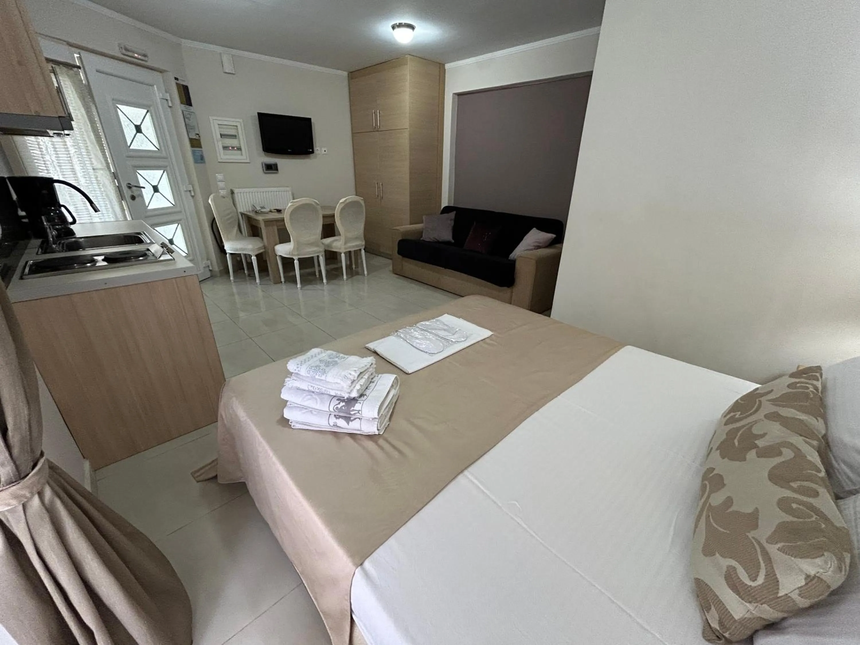 Photo of the whole room, Bed in Palataki Residence
