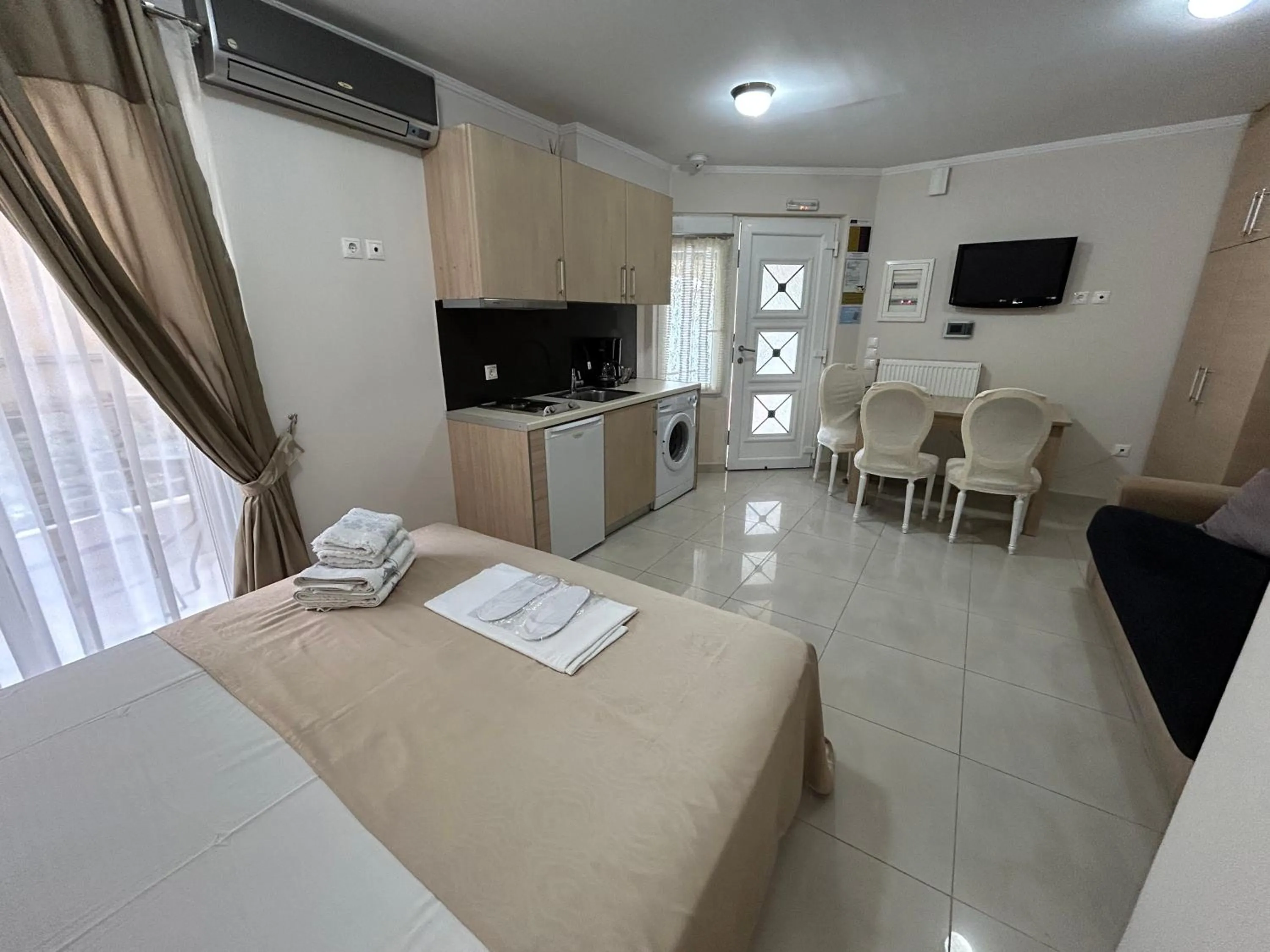 Photo of the whole room, Bed in Palataki Residence