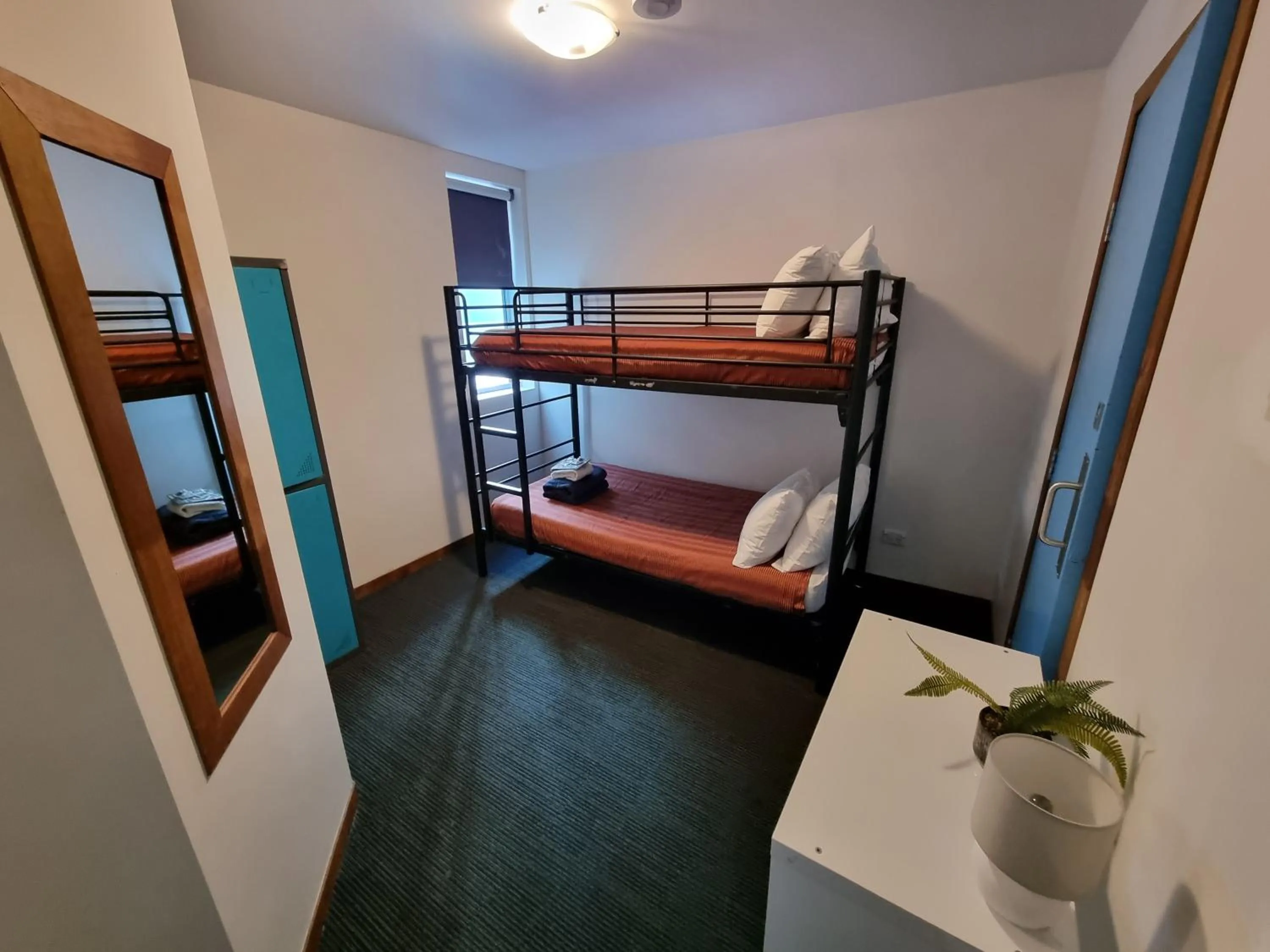 Shower, Bed in Nomads St Kilda