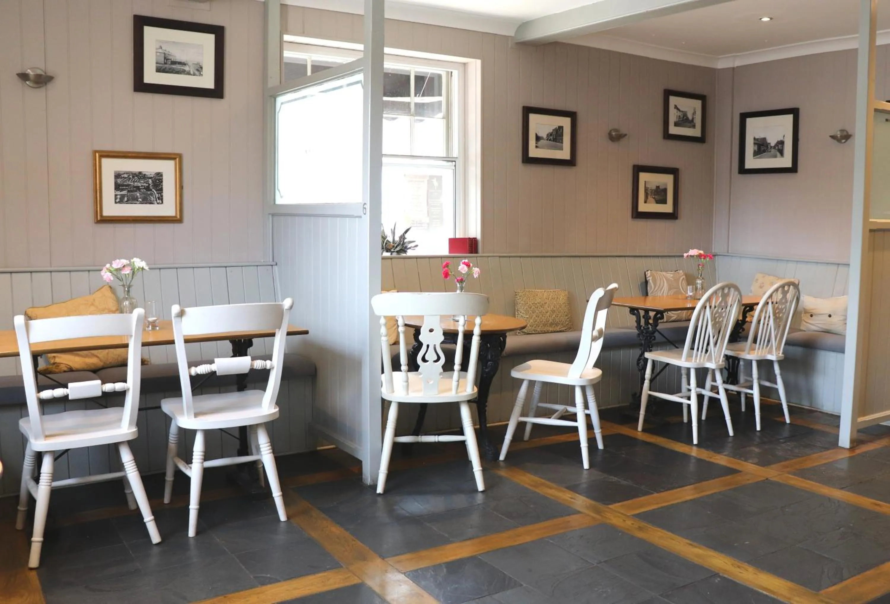 Restaurant/places to eat in The White Horse Hotel