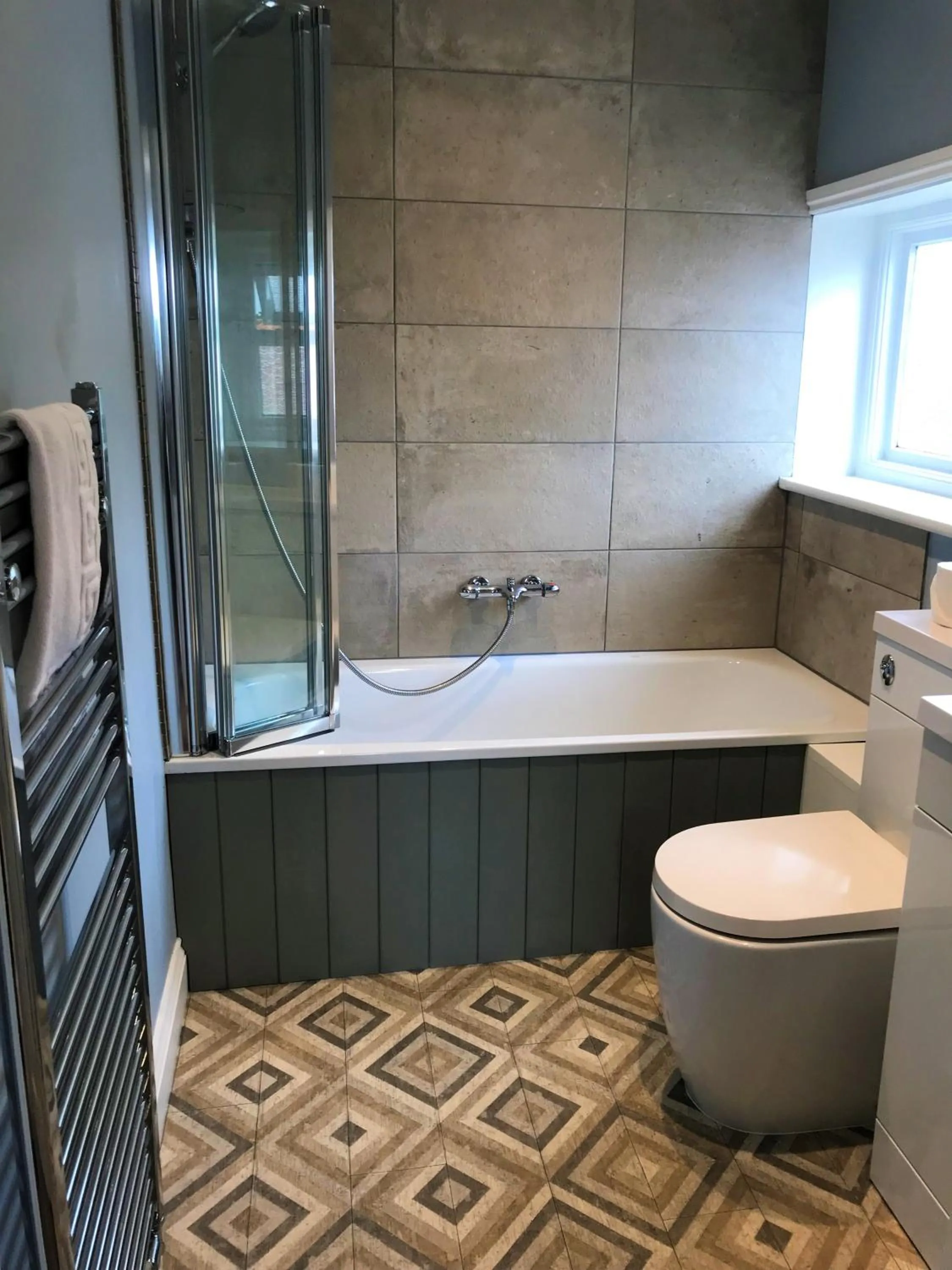 Shower in The White Horse Hotel