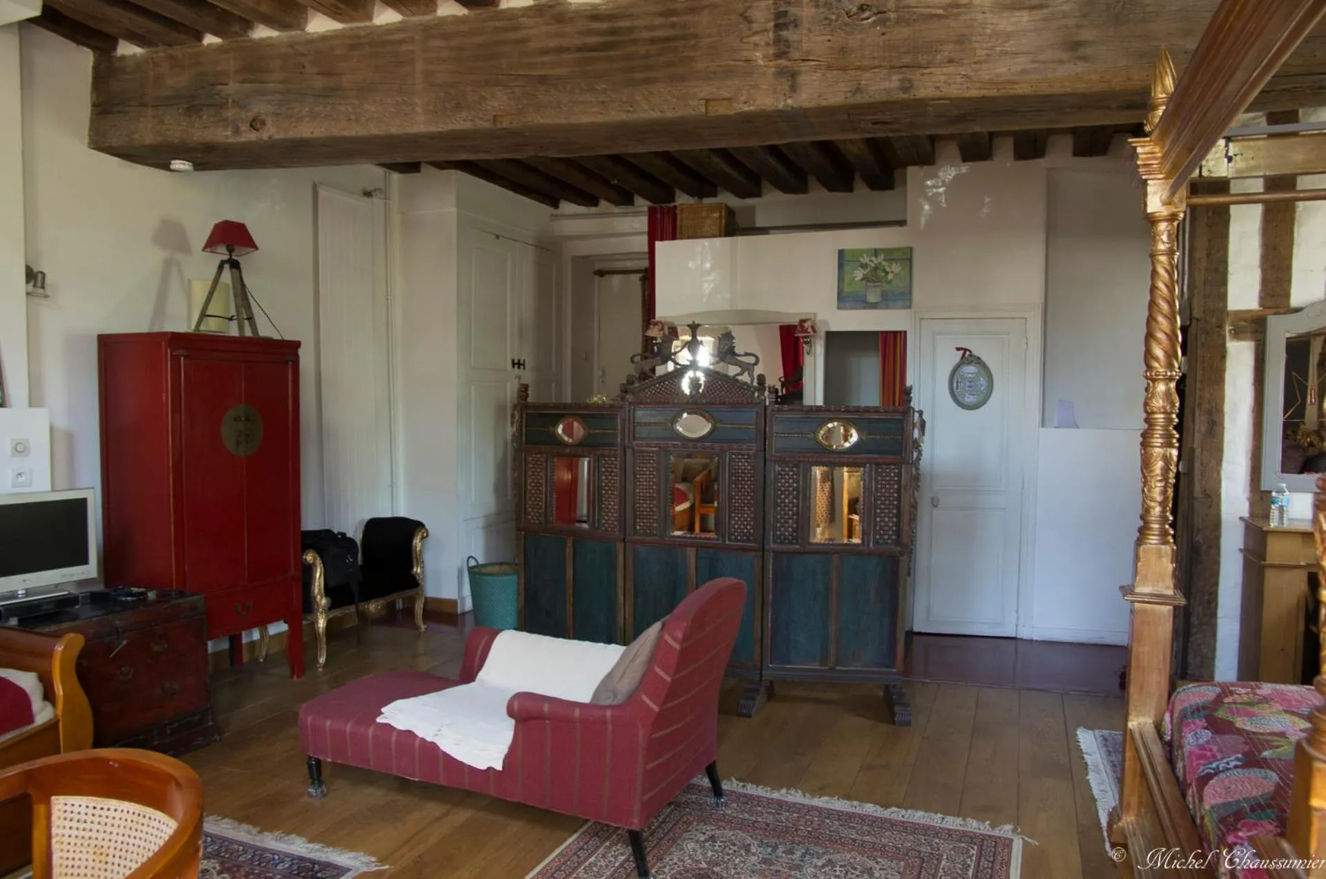 Photo of the whole room in Les Trois Maillets, Monument Historique