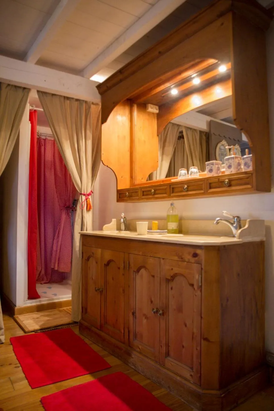 Bathroom in Les Trois Maillets, Monument Historique