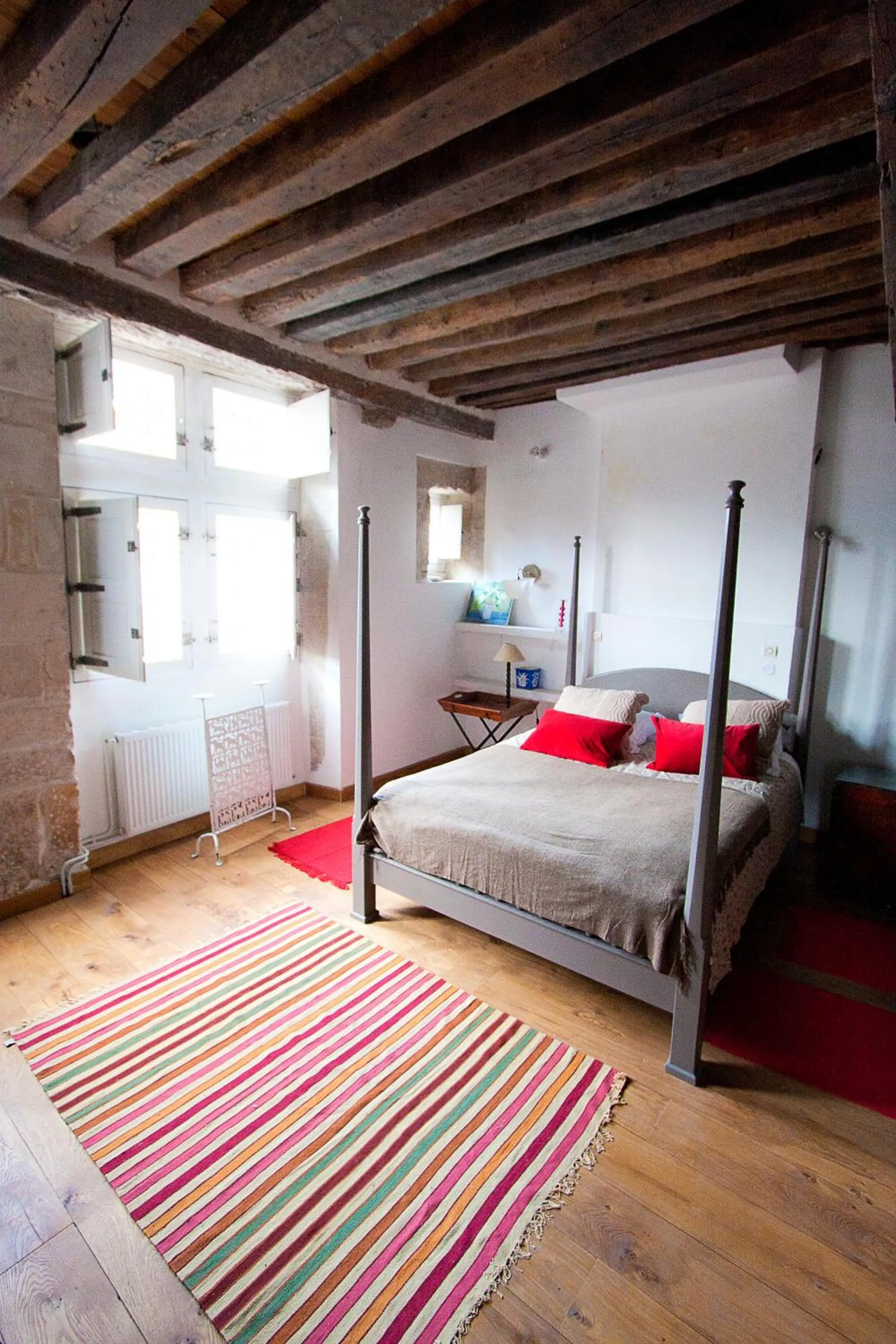 Photo of the whole room, Bed in Les Trois Maillets, Monument Historique