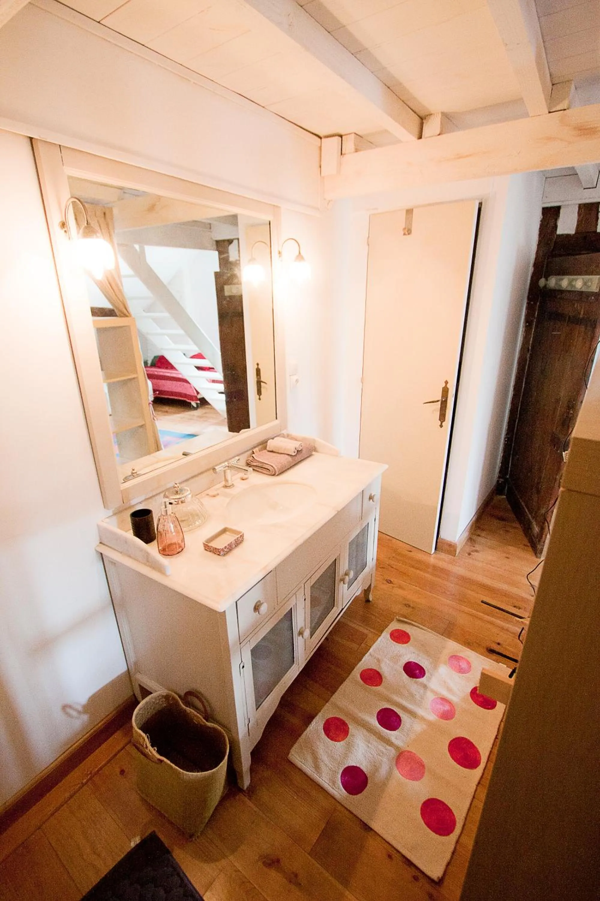 Bathroom, Bed in Les Trois Maillets, Monument Historique