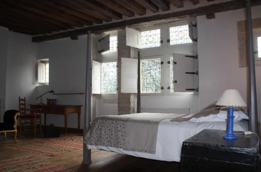 Bed in Les Trois Maillets, Monument Historique