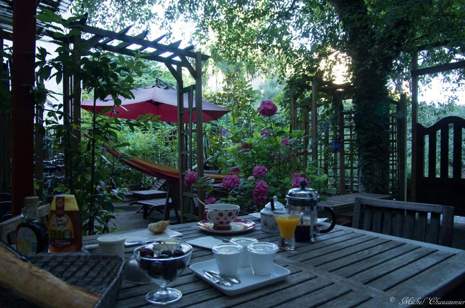 Food and drinks in Les Trois Maillets, Monument Historique