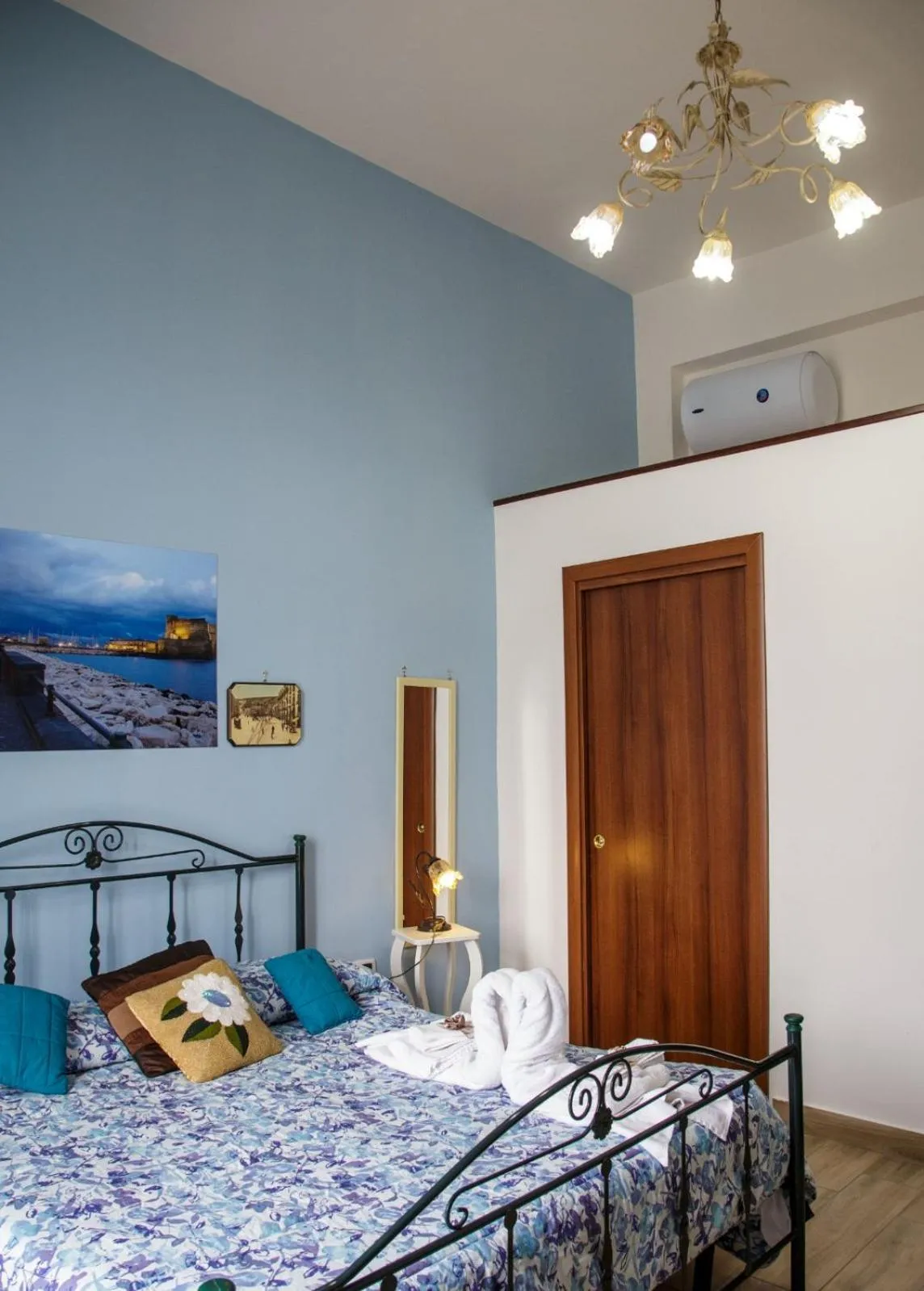 Photo of the whole room, Bed in Parthenope's home