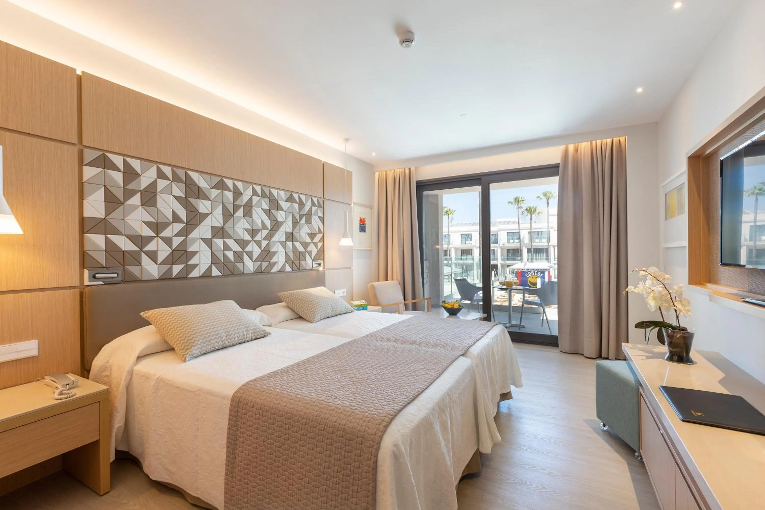 Bed in Hipotels Barrosa Park