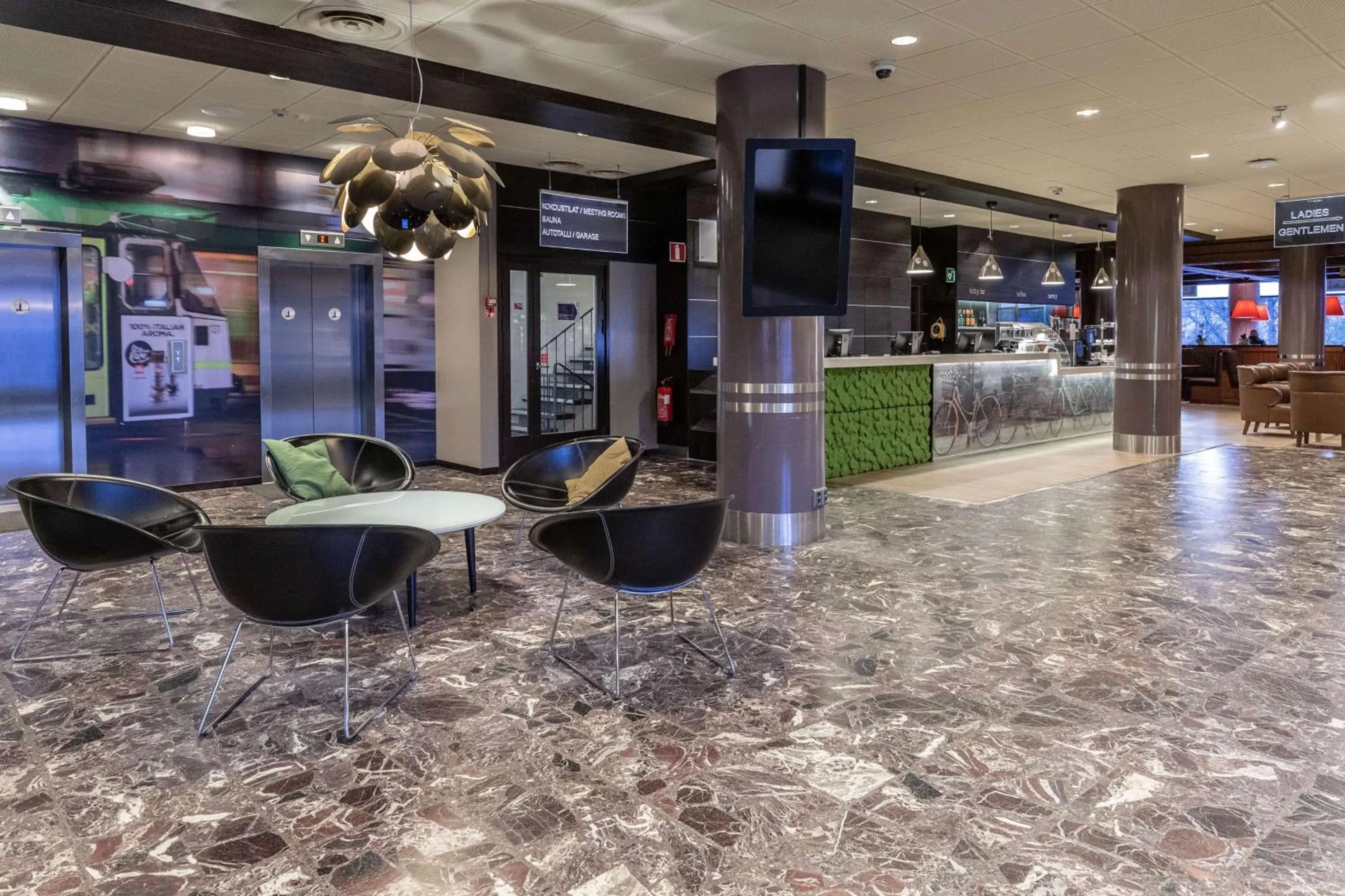 Lobby or reception in Scandic Tampere Koskipuisto