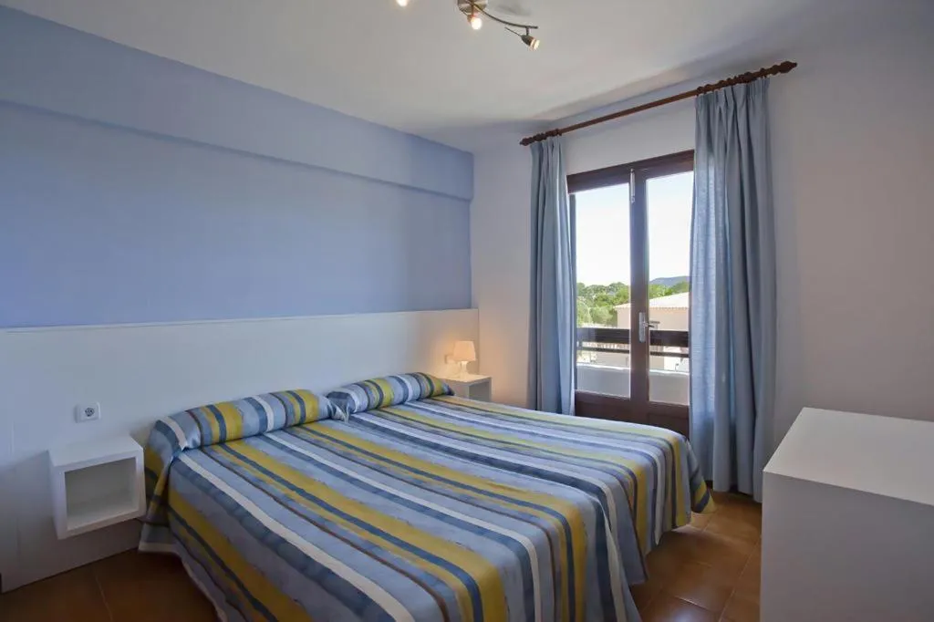 Bedroom, Bed in Apartamentos Cristina