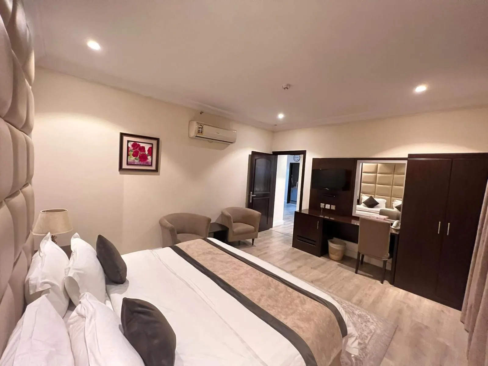 Bedroom, Bed in Alshaheen Suites