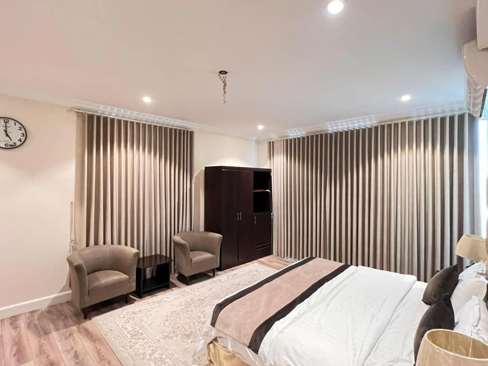 Bedroom, Bed in Alshaheen Suites