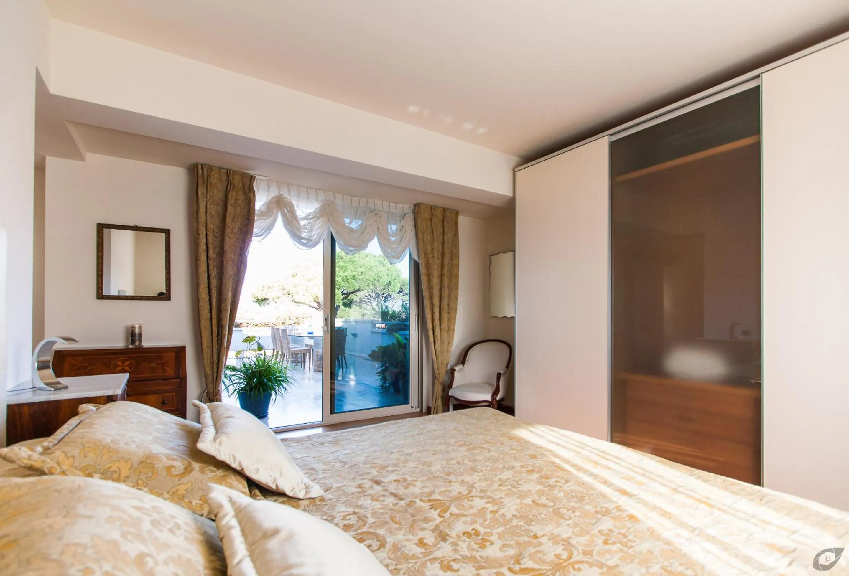 Photo of the whole room, Bed in Residence Verdeluna