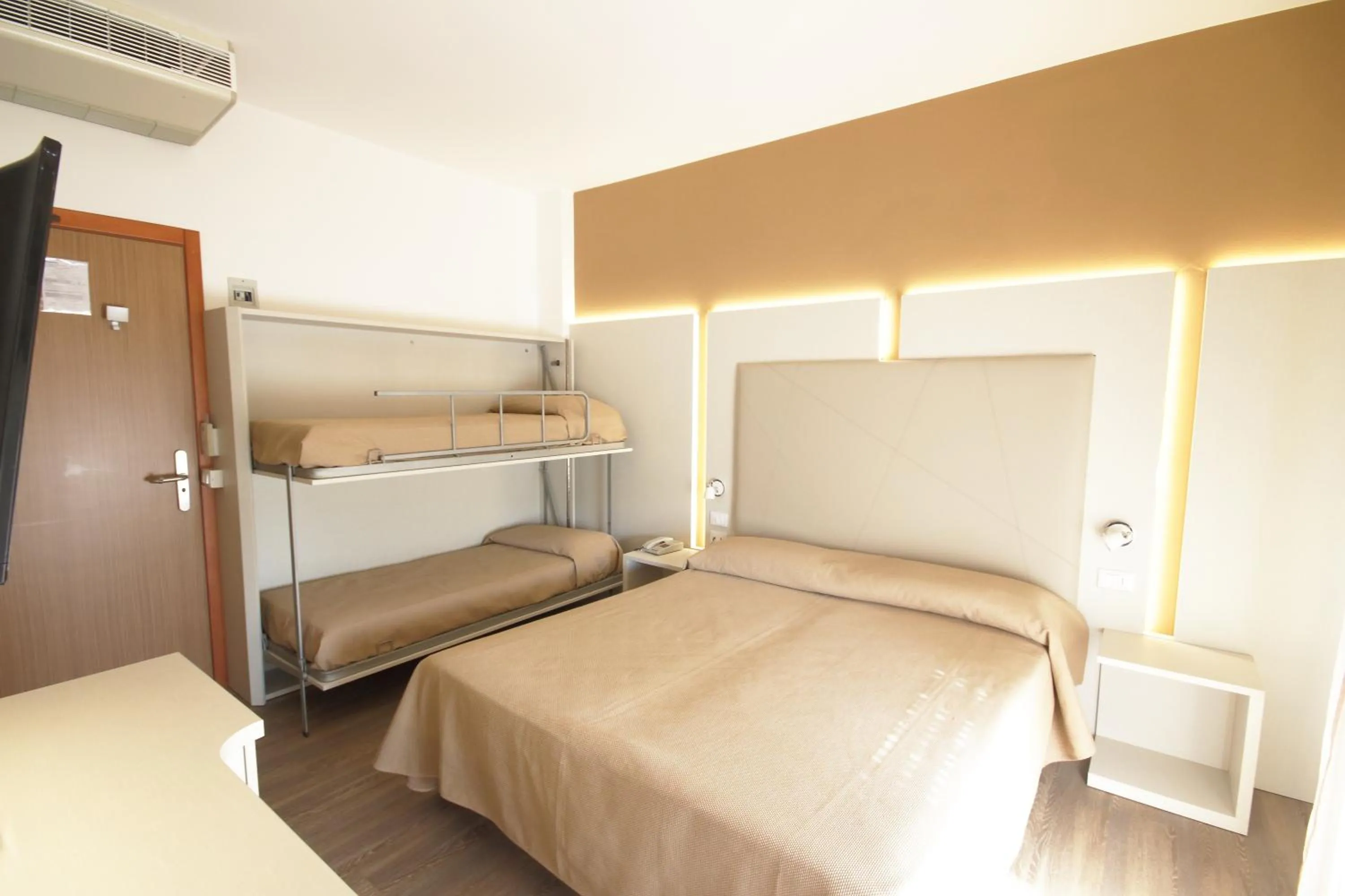 View (from property/room), Bed in Hotel Toledo