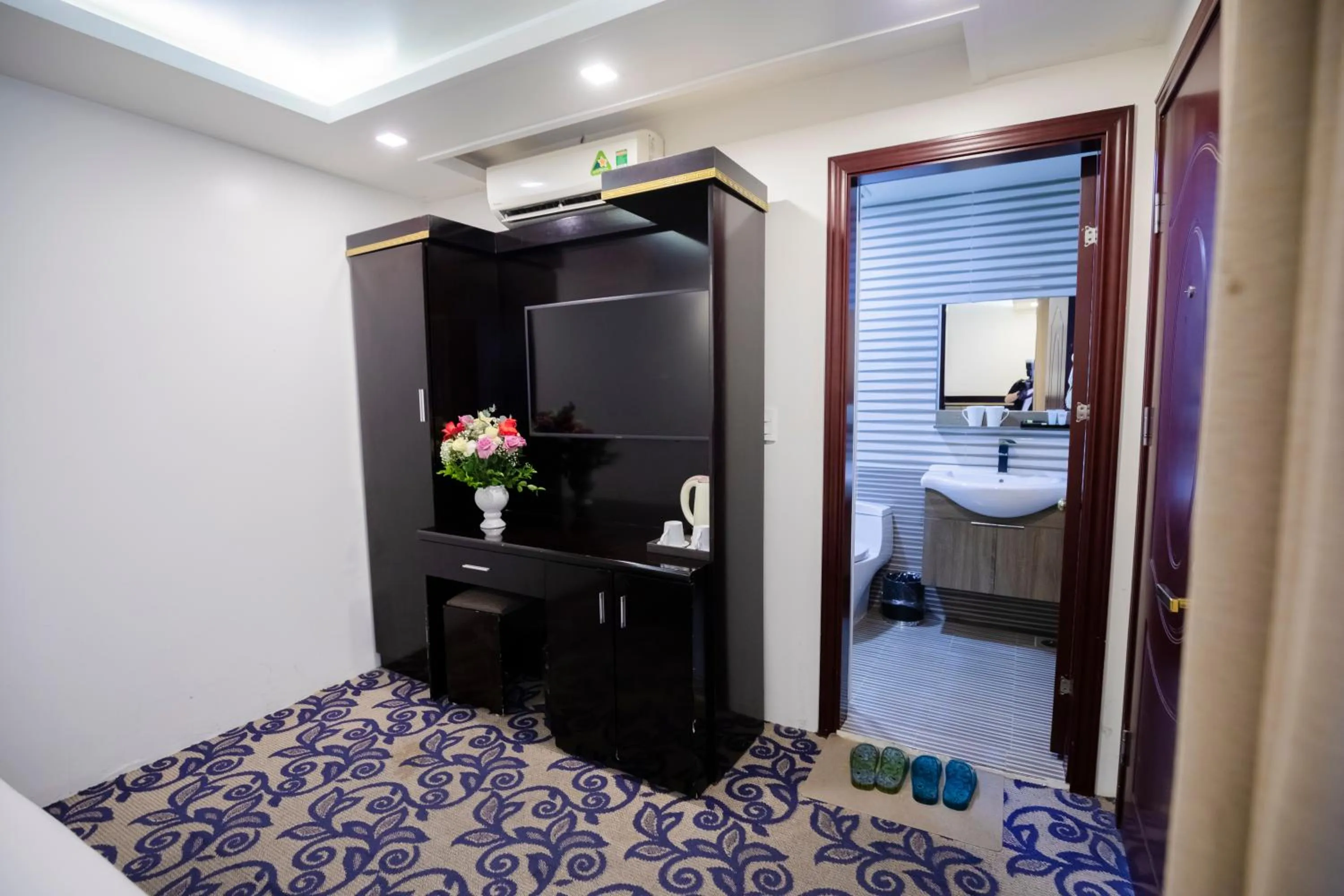 Bathroom, Bed in Gallant Hotel 154 - Near Cat Bi Airport
