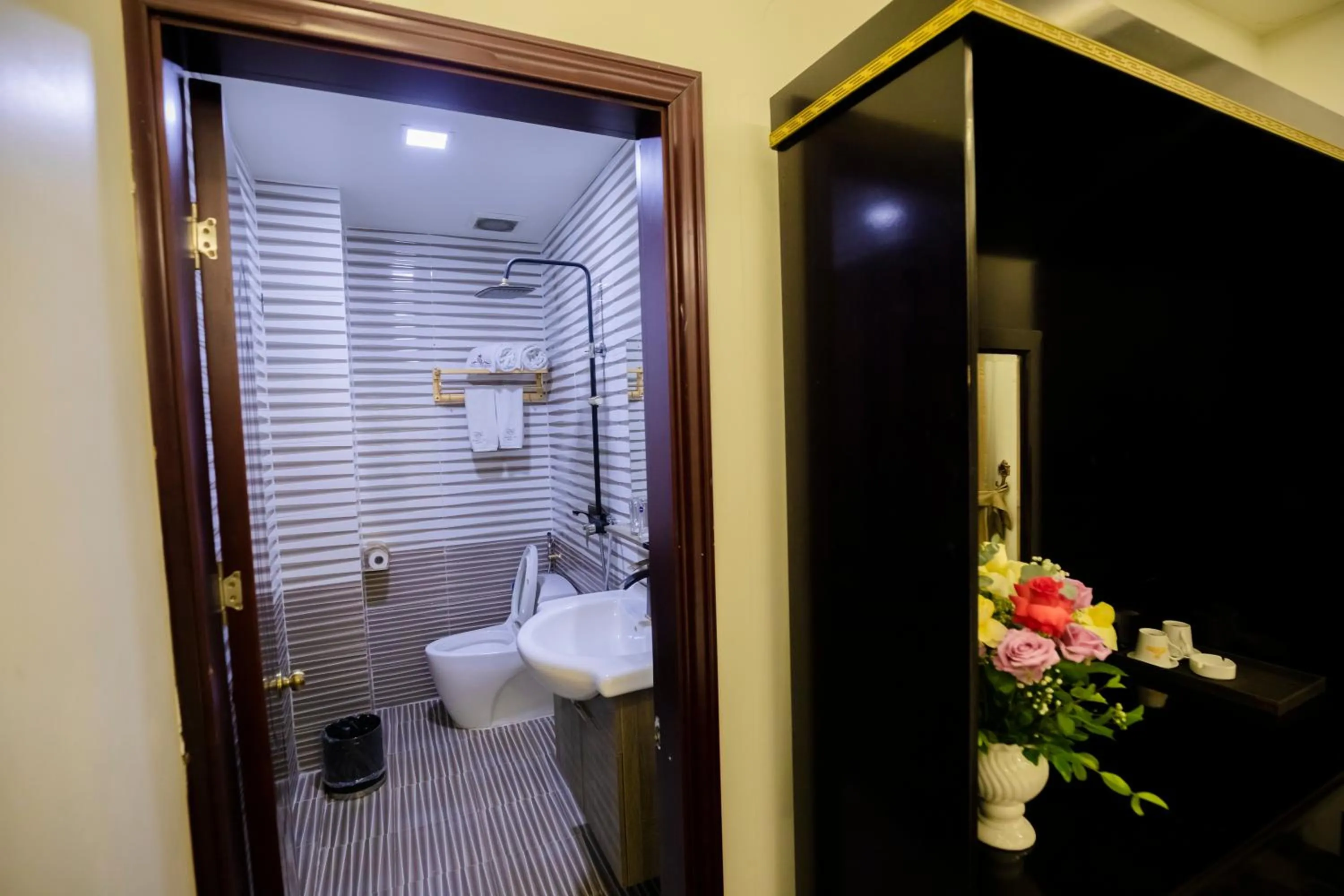 Shower in Gallant Hotel 154 - Near Cat Bi Airport