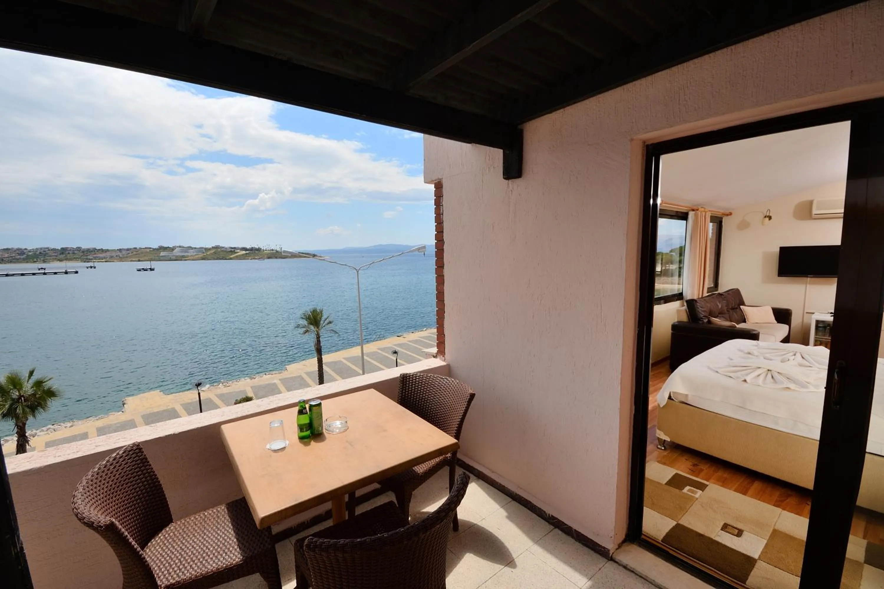Balcony/Terrace, Bed in Kerman Hotel