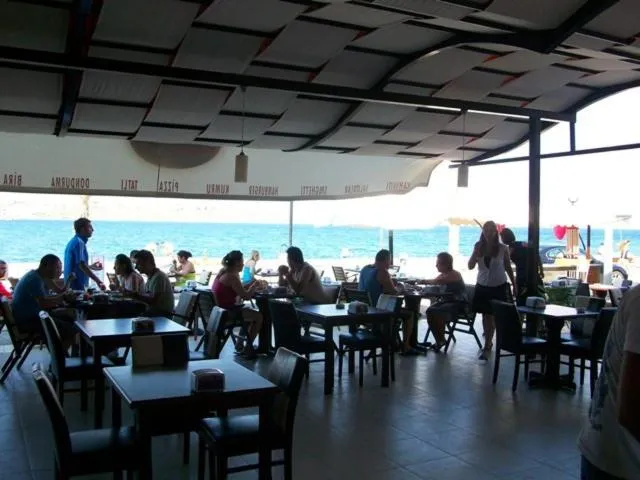 Restaurant/places to eat in Kerman Hotel