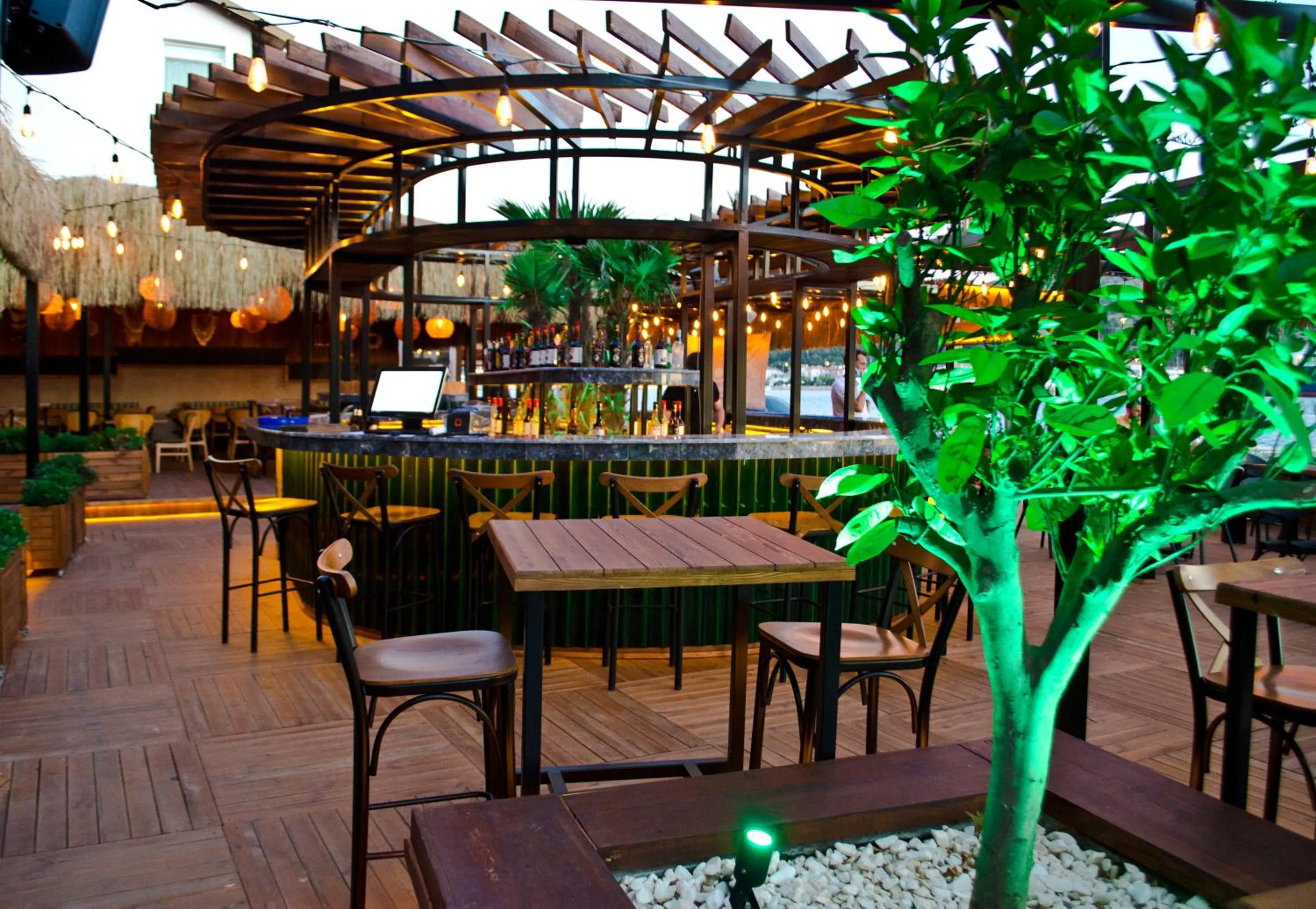 Restaurant/places to eat in Kerman Hotel