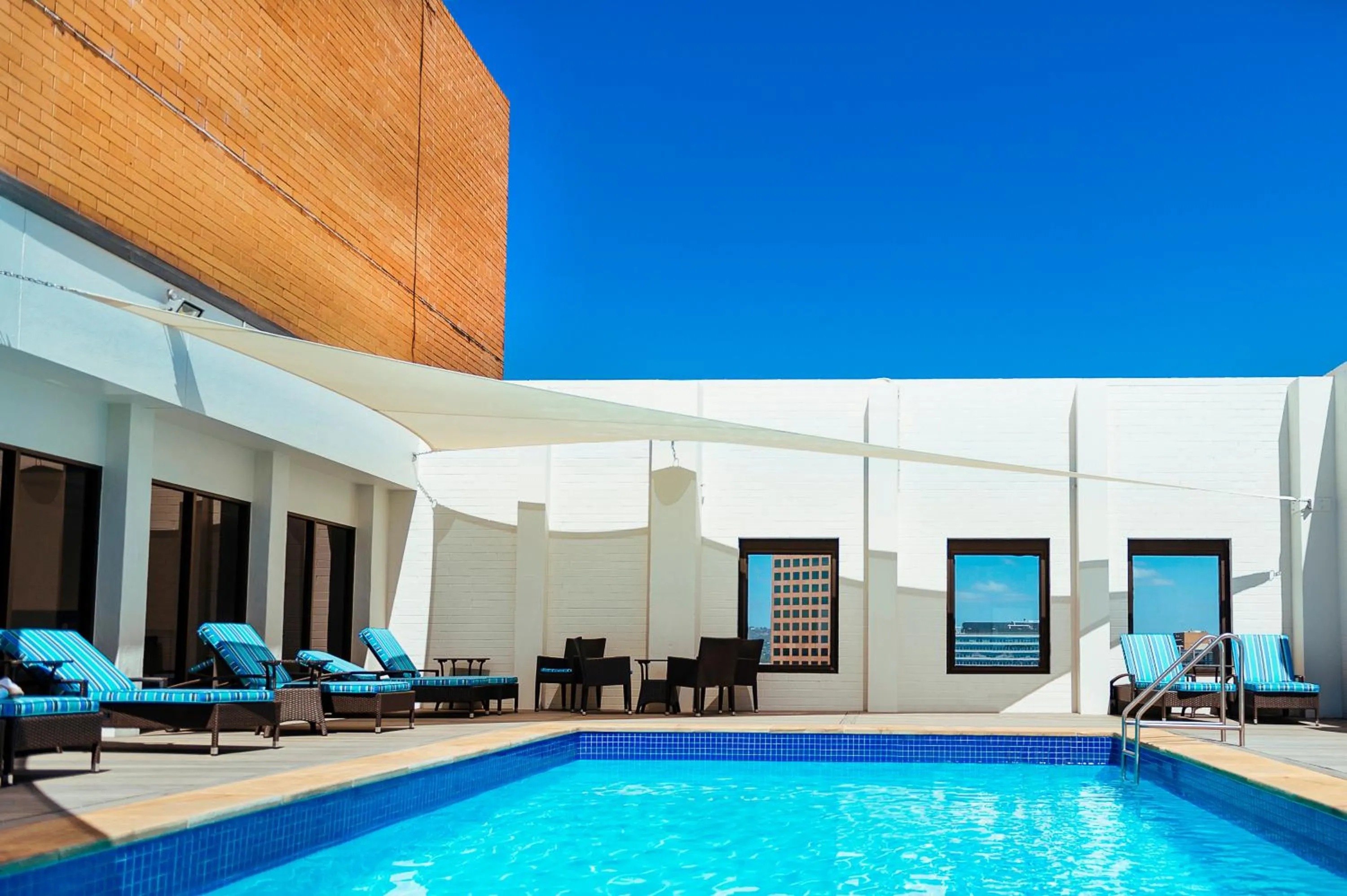 Swimming pool in Stamford Plaza Adelaide