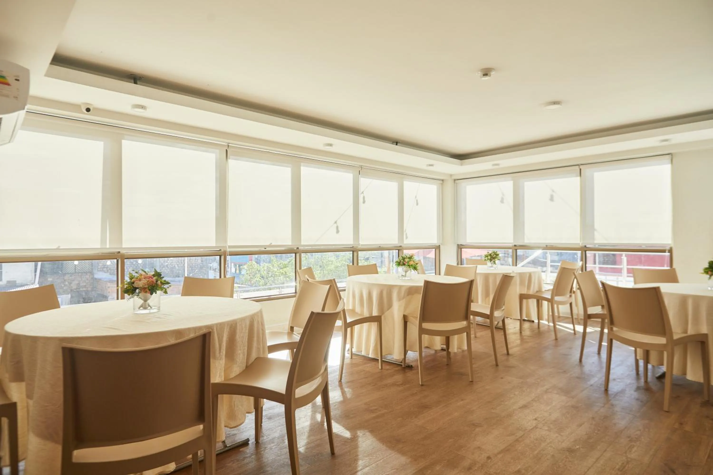 Restaurant/places to eat in Victoria Regia Hotel