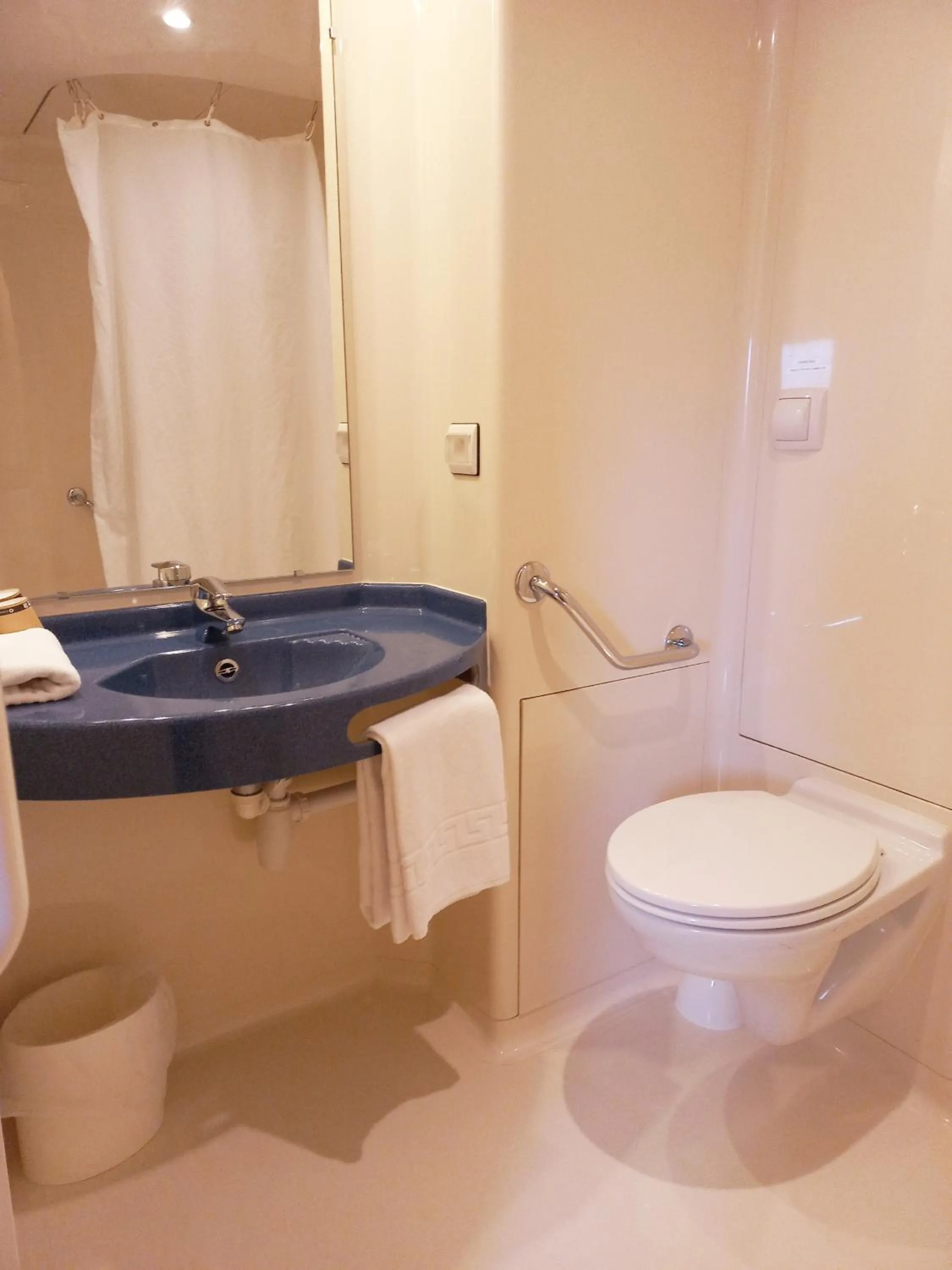 Toilet in ibis budget Saint-Brieuc Yffiniac