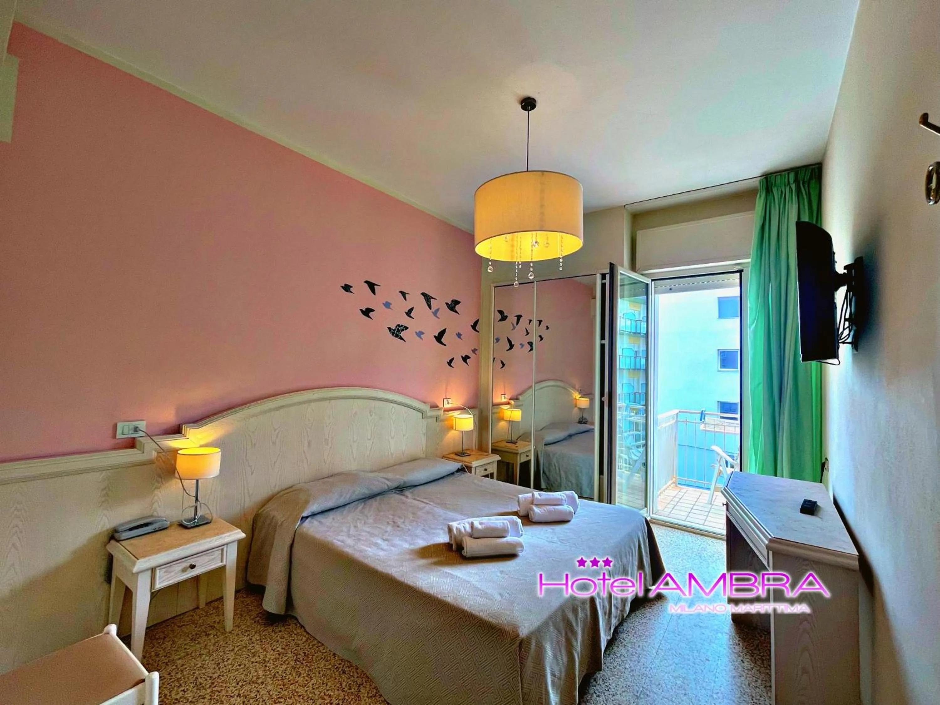 Bedroom, Bed in HOTEL AMBRA - Fronte Mare - Vicinissimi al Centro